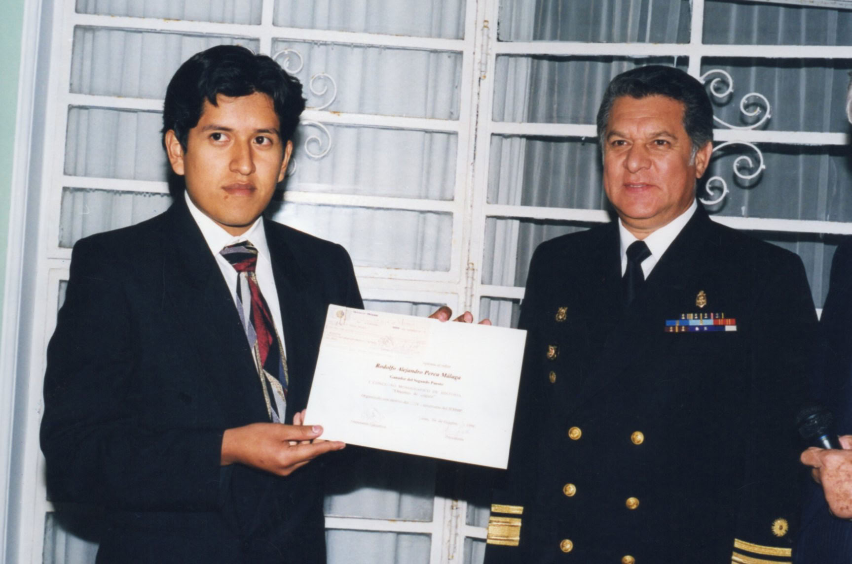 Premiación al ganador del Concurso Histórico Marítimo Sr. Rodolfo Alejandro Perea Málaga por el Director de Intereses Marítimos Calm. Jorge Brousset , 16 octubre 1998