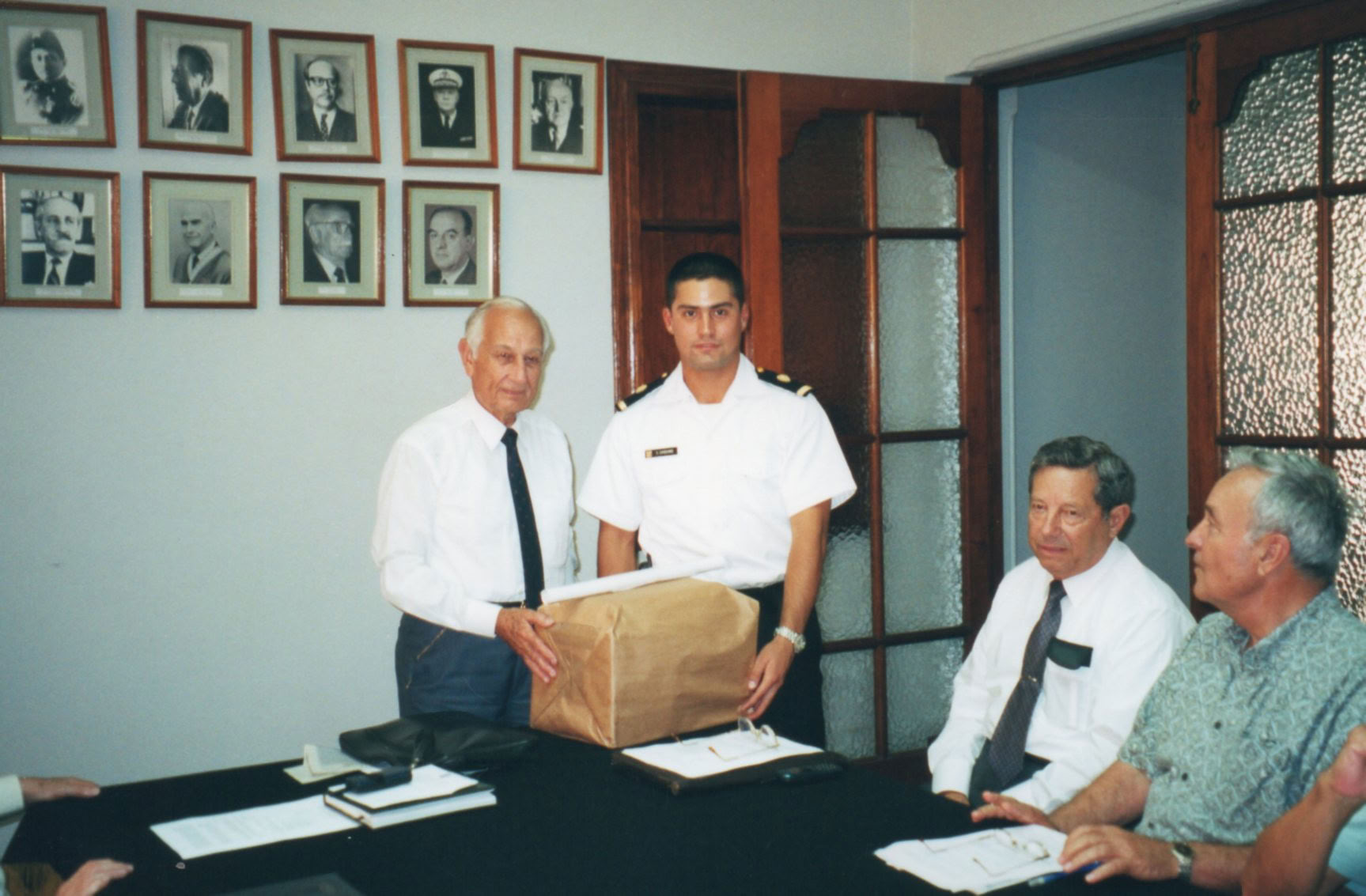Entrega de la colección Historia Marítima del Perú al alférez de fragata Cristopher Candamo Mindreau, Espada de Honor de la Escuela Naval del Perú 2002. 15 enero 2003