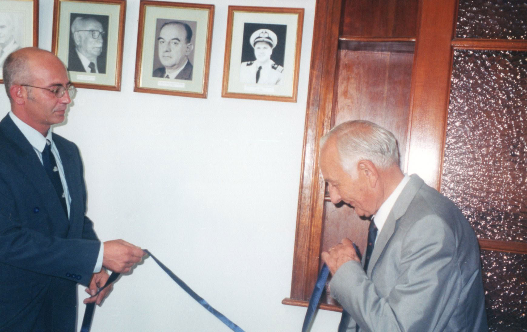 Develación del retrato del Capitán de Fragata Luis Felipe Villena Gutiérrez en la Galería de Autores de la Historia Marítima, 2003