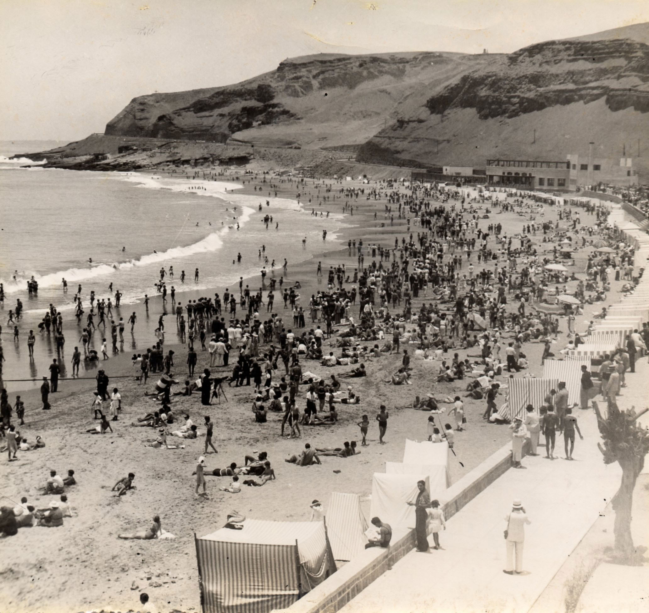 Playa La Herradura del balneario de Chorrillos, c. 1940