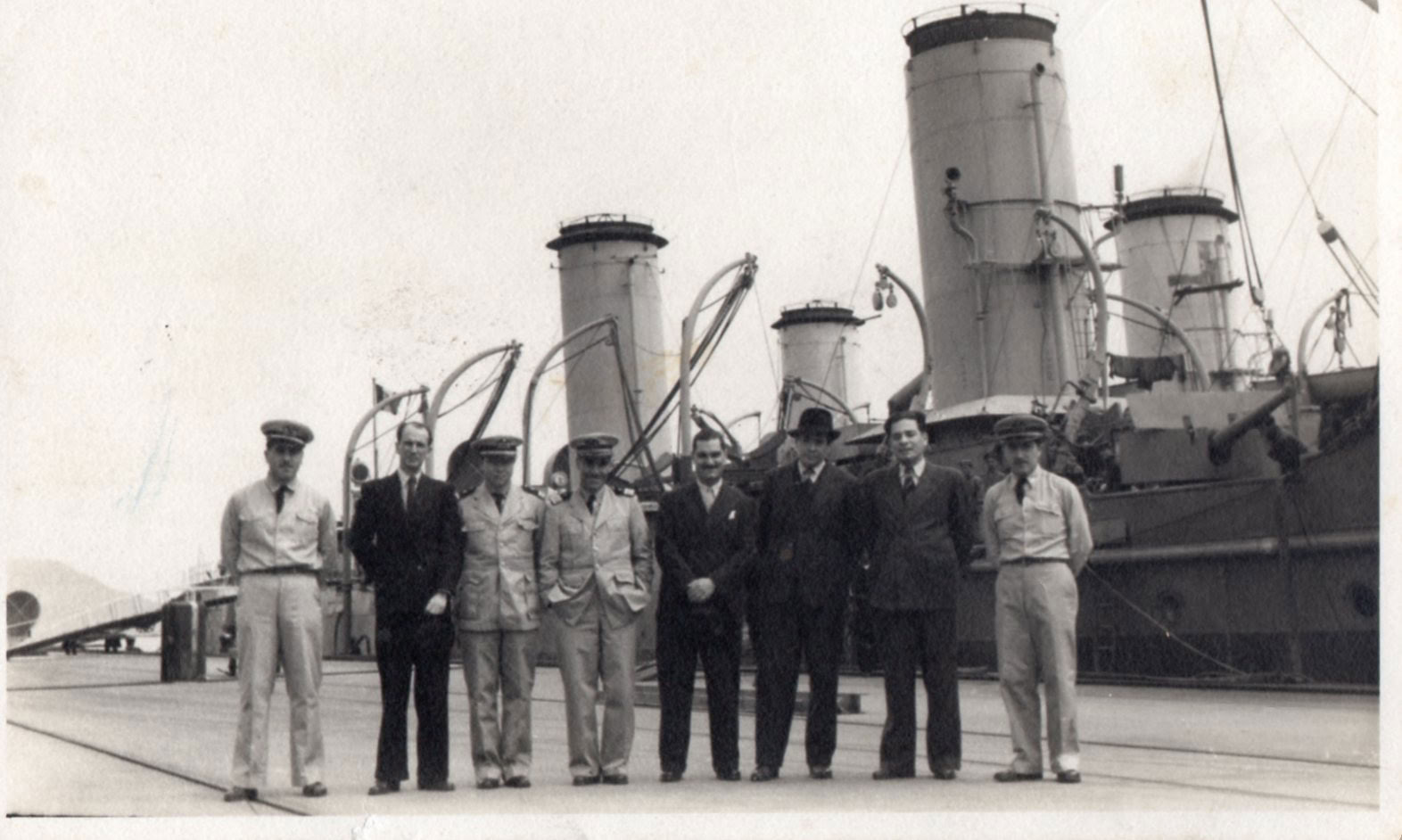 El capitán de corbeta Federico Salmón en el muelle de la Base Naval del Callao, c. 1946