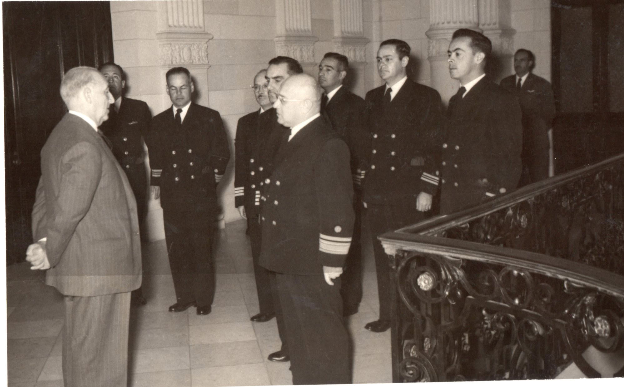 Presidente de la República Manuel Prado Ugarteche recibe en Palacio de Gobierno al Ministro de Marina Guillermo Tirado Lamb y los oficiales que conformaron la comisión a Inglaterra para la adquisición del crucero Almirante Grau, 1960