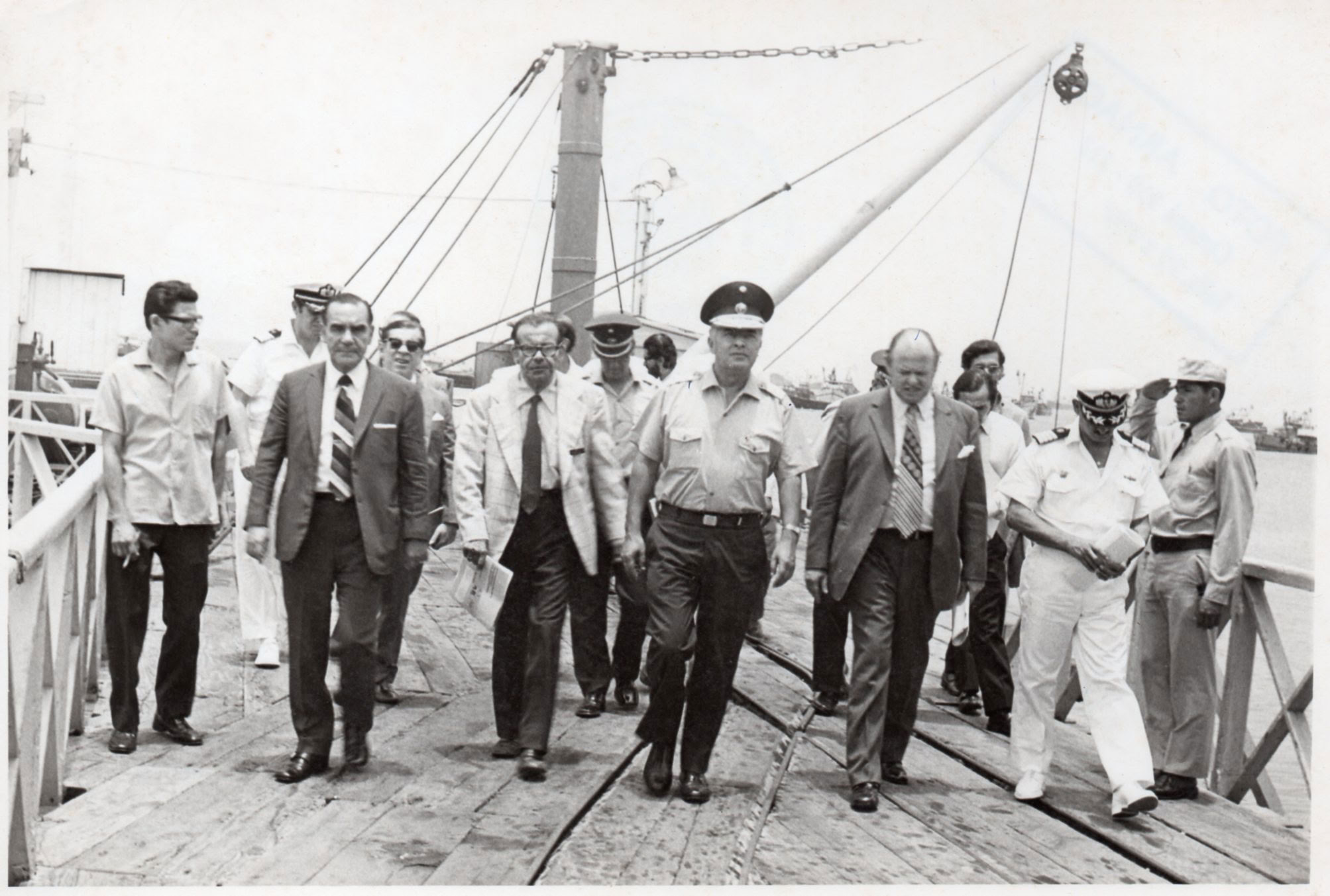Ministro de Transportes y Comunicaciones General EP Raúl Meneses Arata y el Presidente de la CPV Calm. Federico Salmón, 1973