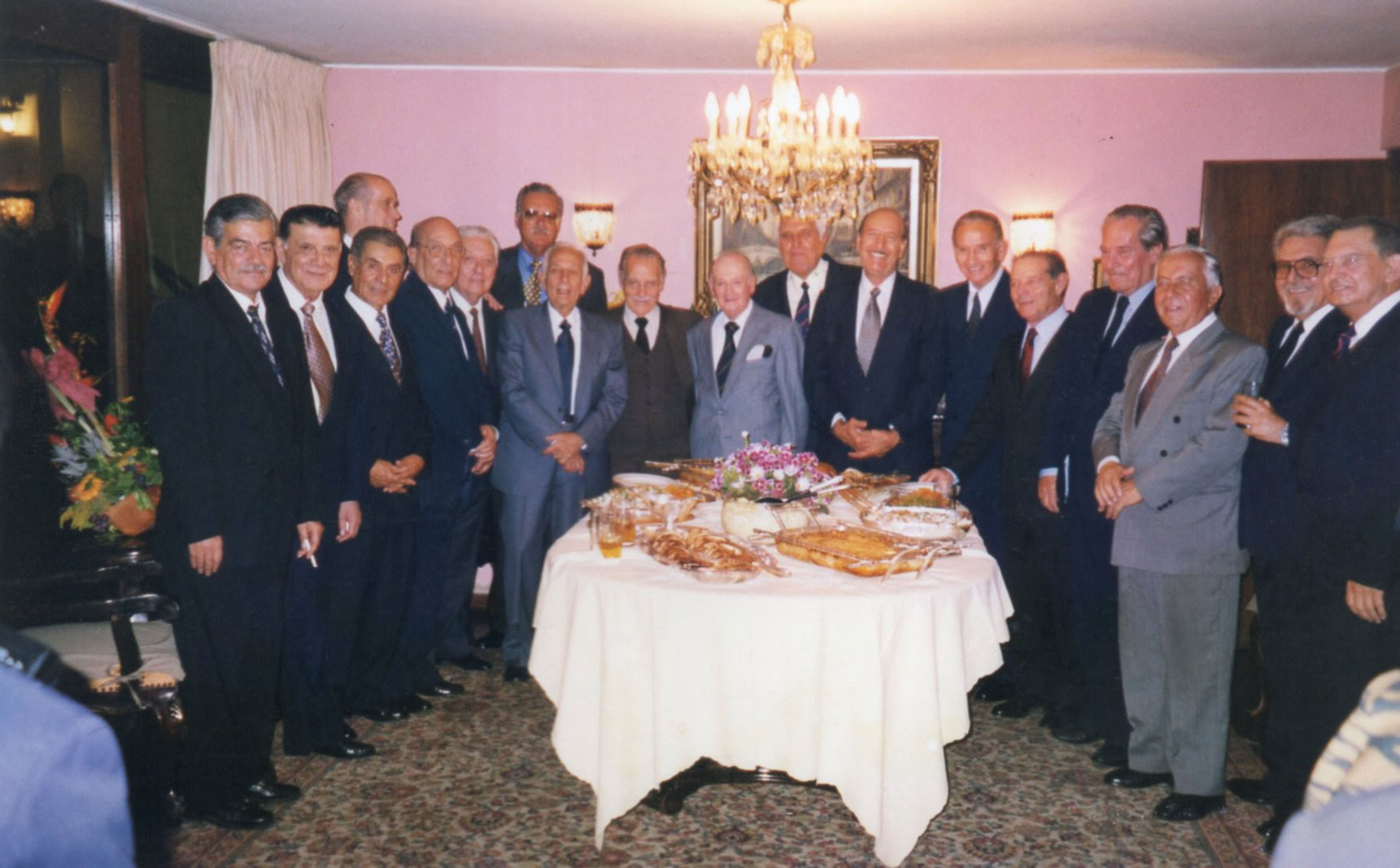 Reunión de oficiales de la dotación que trajo el segundo crucero Almirante Grau, c. 1998