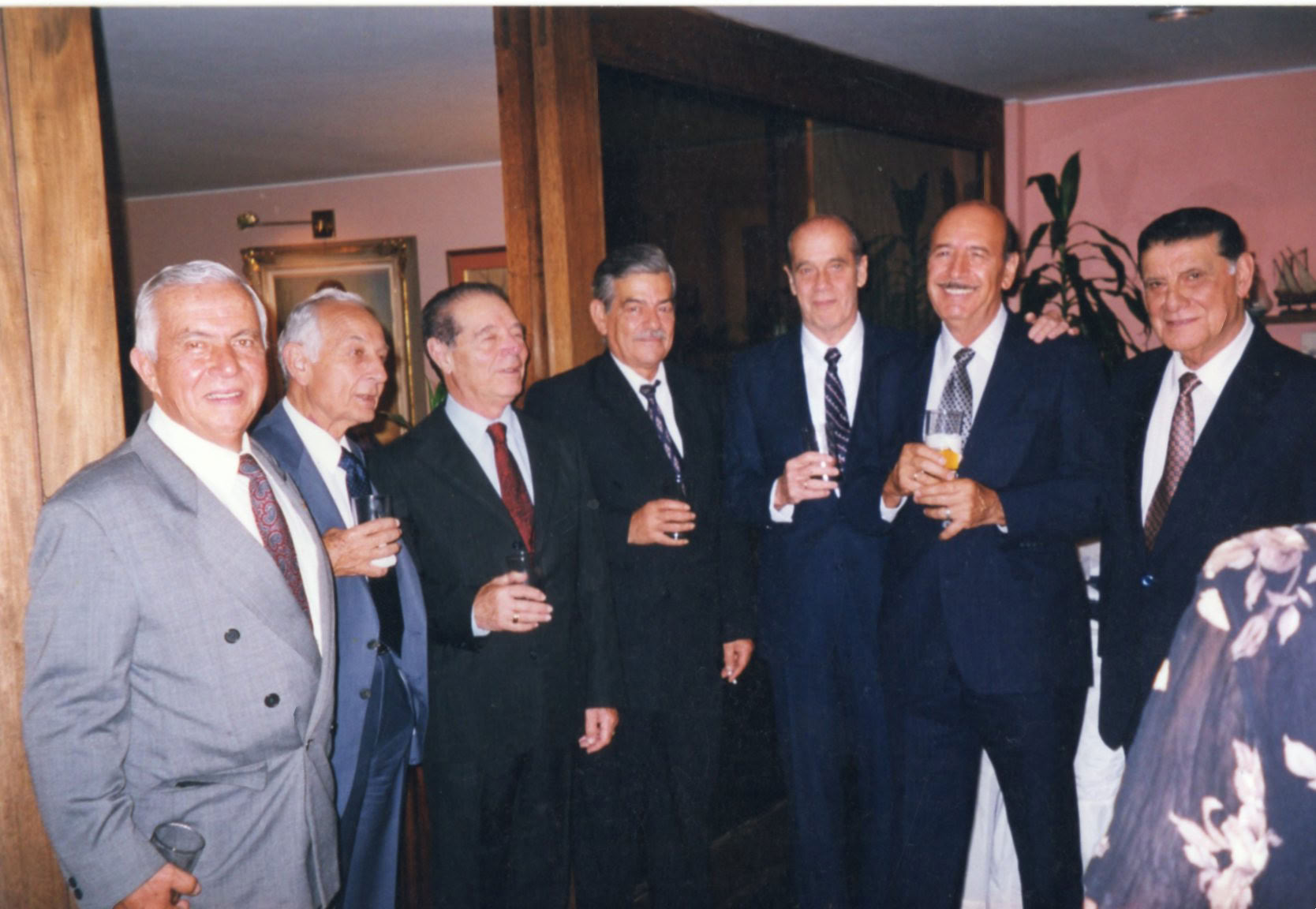 Reunión de oficiales de la dotación que trajo el segundo crucero Almirante Grau, c. 1998