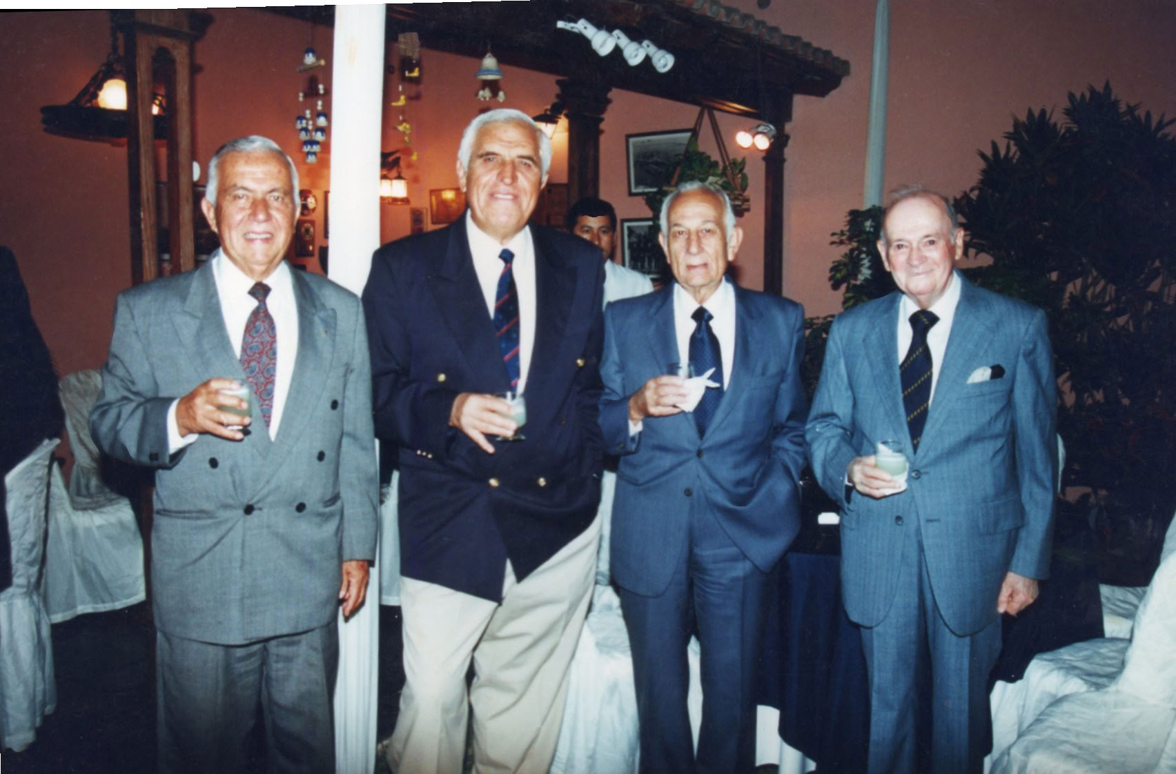 Reunión de oficiales de la dotación que trajo el segundo crucero Almirante Grau, c. 1998