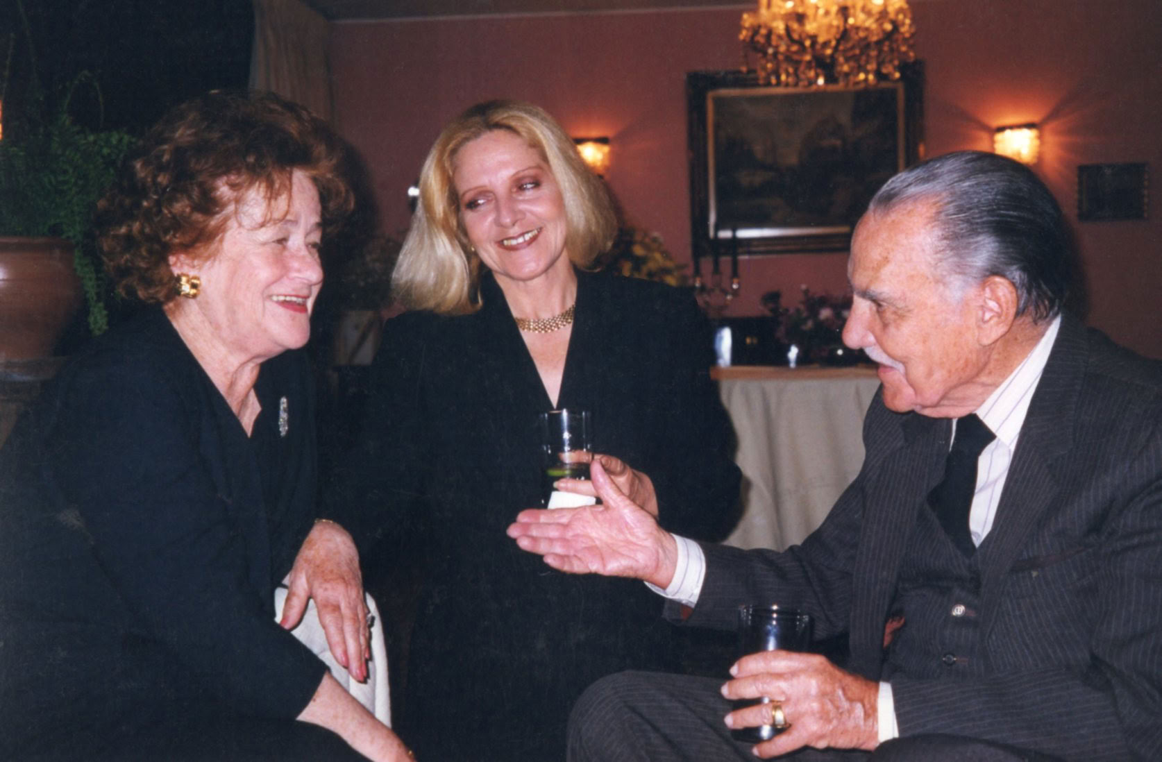 Reunión de oficiales de la dotación que trajo el segundo crucero Almirante Grau, c. 1998