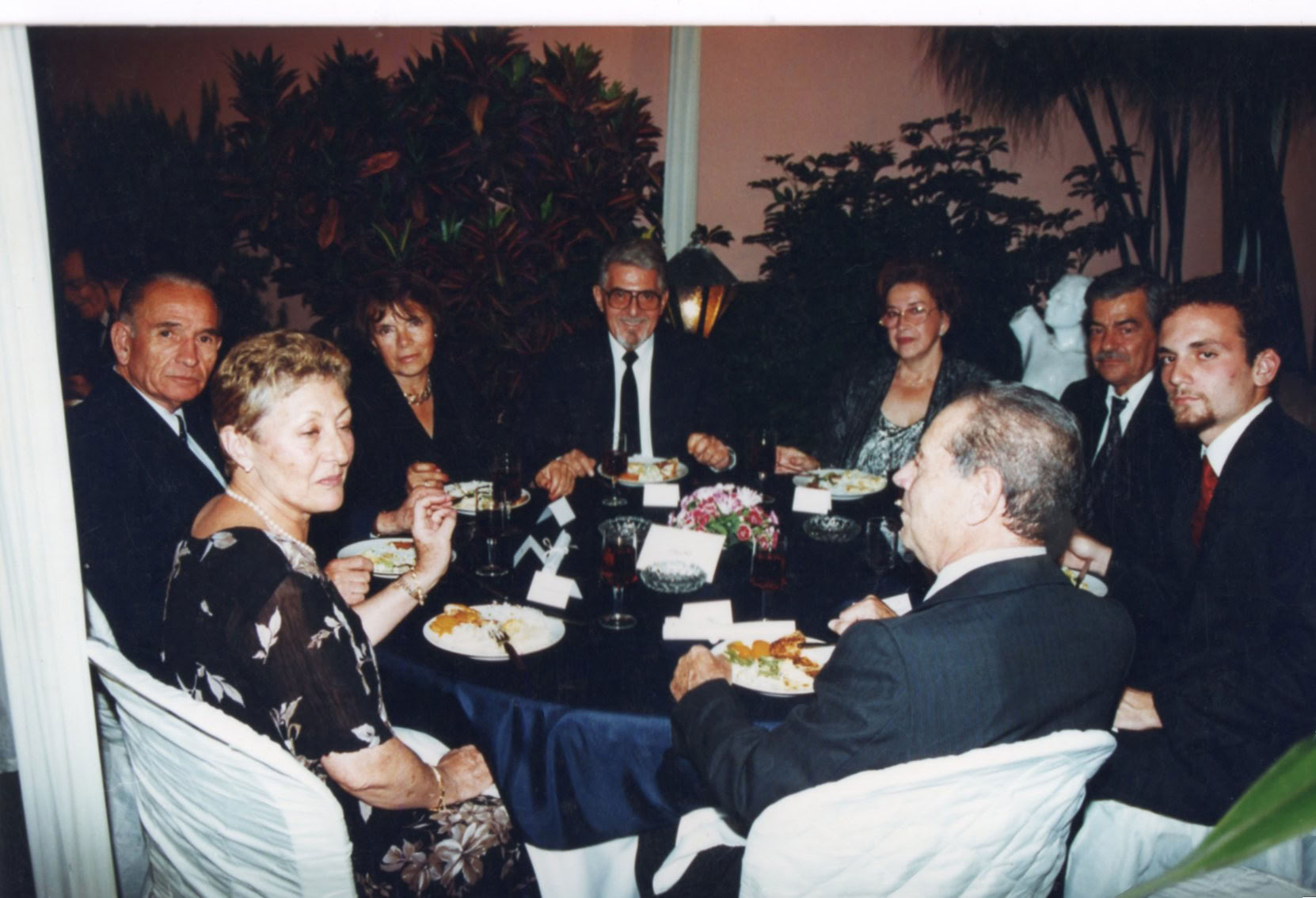 Reunión de oficiales de la dotación que trajo el segundo crucero Almirante Grau, c. 1998