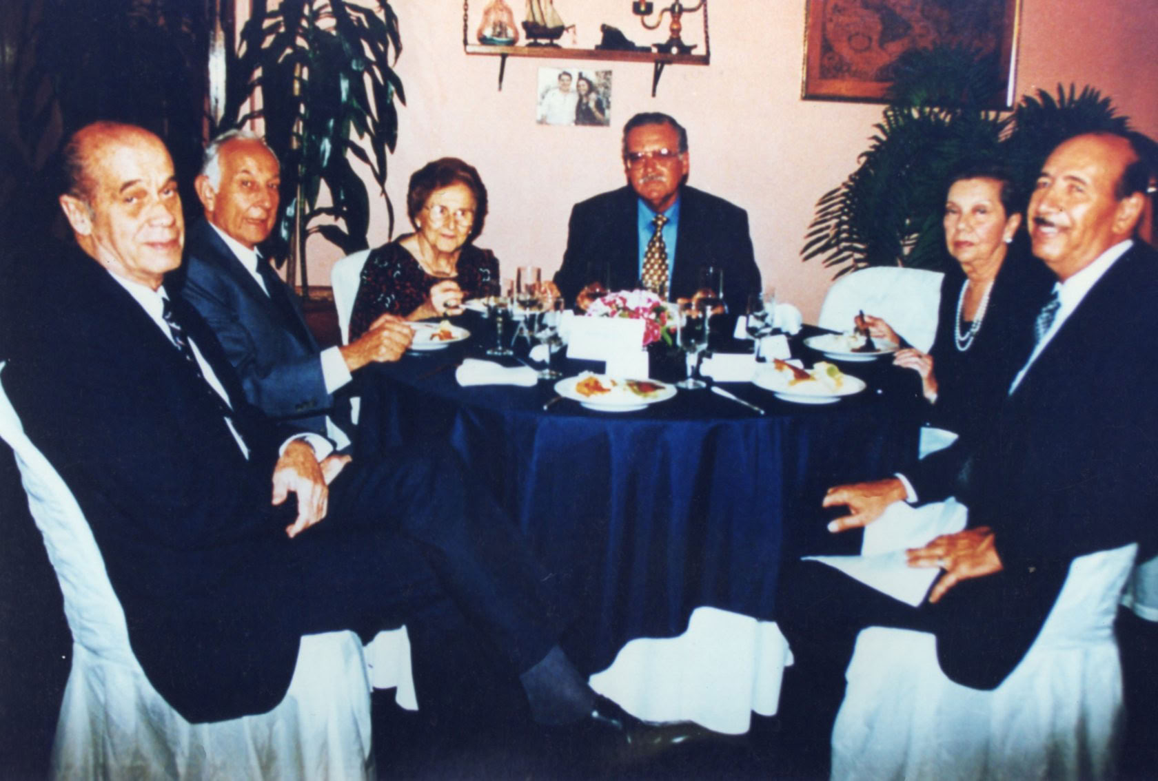 Reunión de oficiales de la dotación que trajo el segundo crucero Almirante Grau, c. 1998