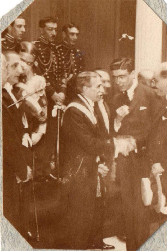 El Presidente Augusto B. Leguía saludando con banda presidencial c.1926