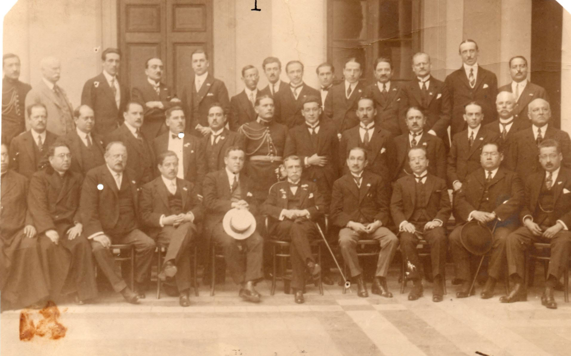 Presidente Augusto B. Leguía junto a clérigos y otras personalidades, c.1922