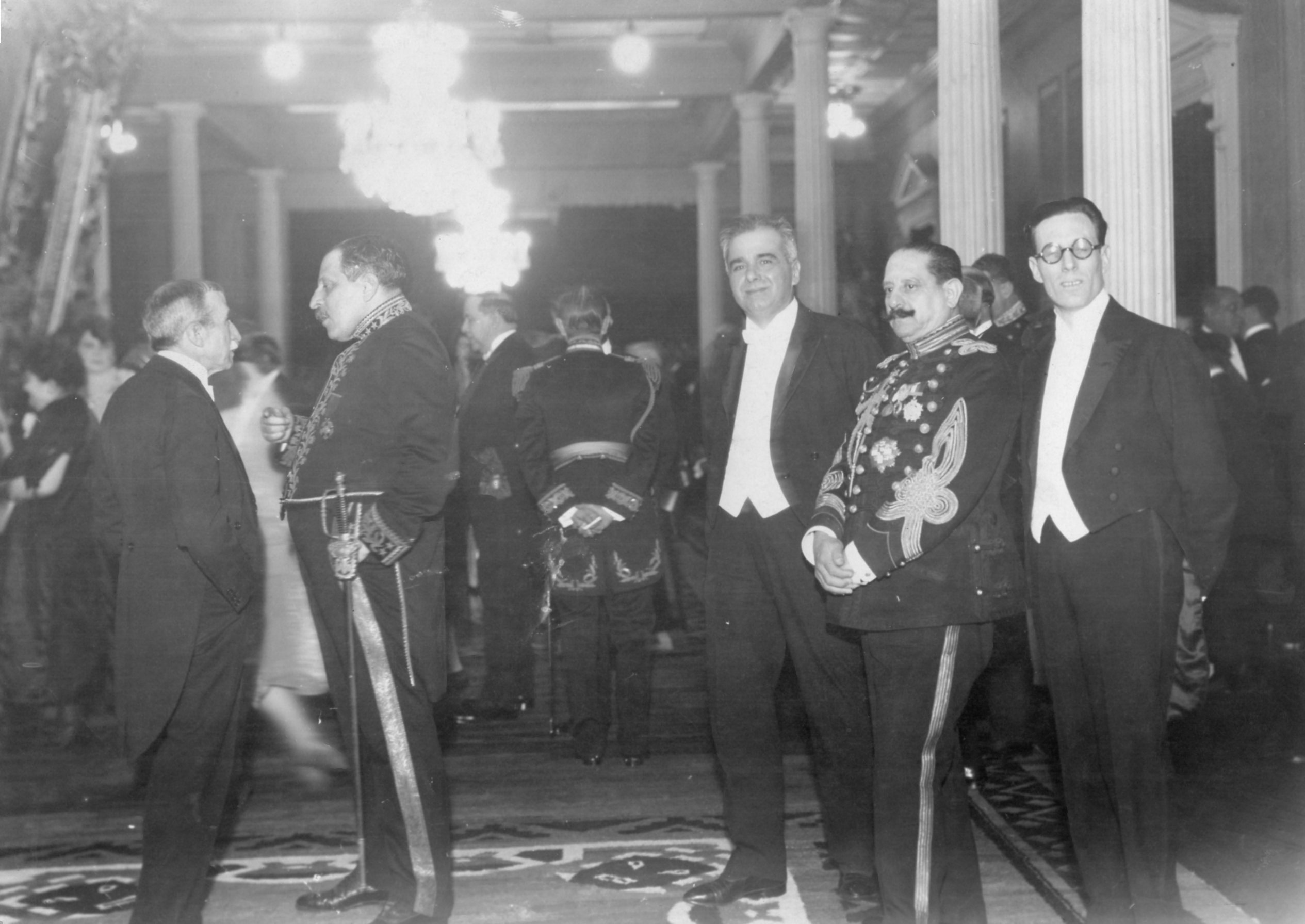 Presidente Augusto B. Leguía en conversación con embajador en Palacio de Gobierno, c .1922