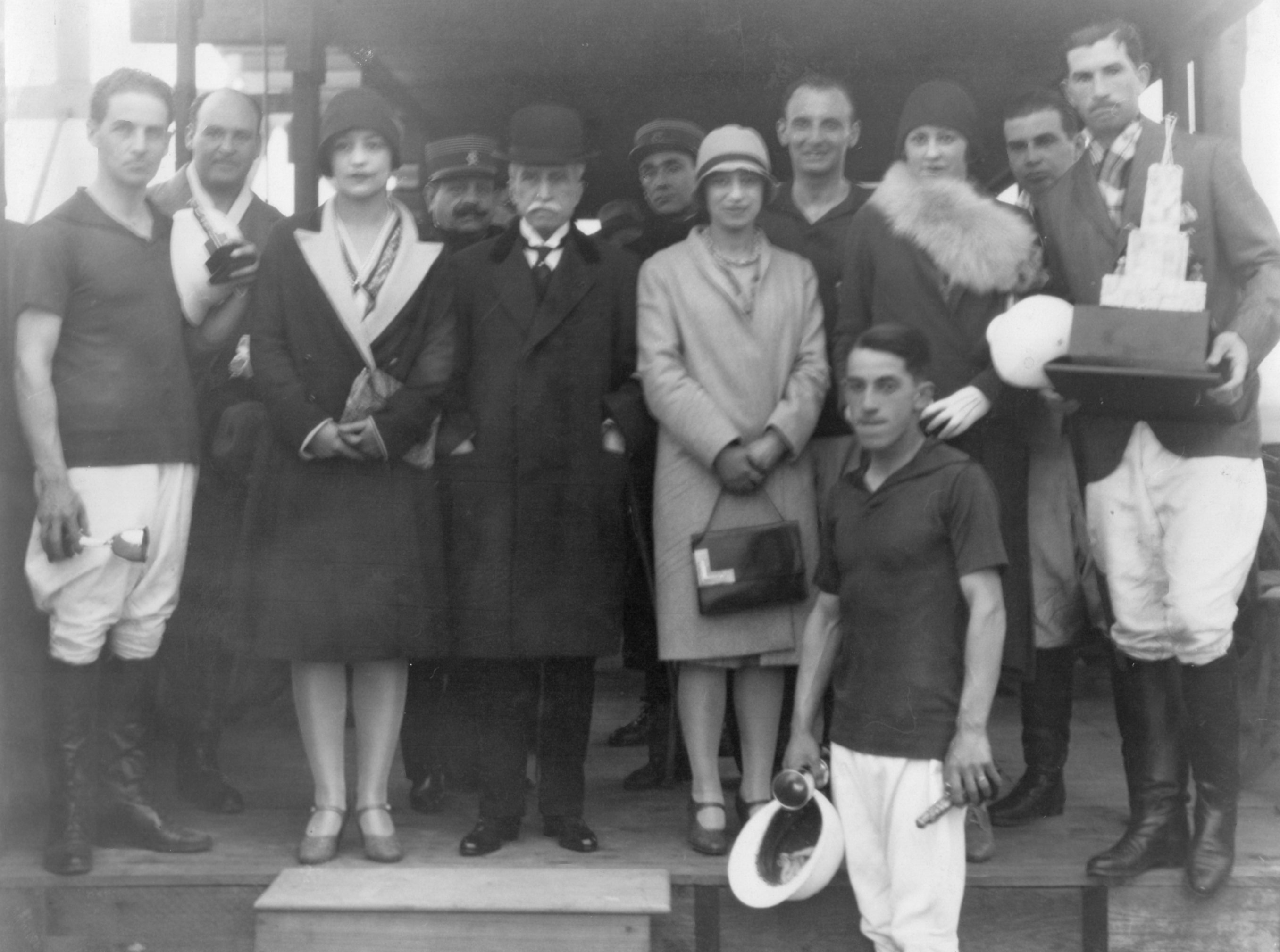 Presidente Augusto B. Leguía en premiación junto con jugadores de polo, c. 1928