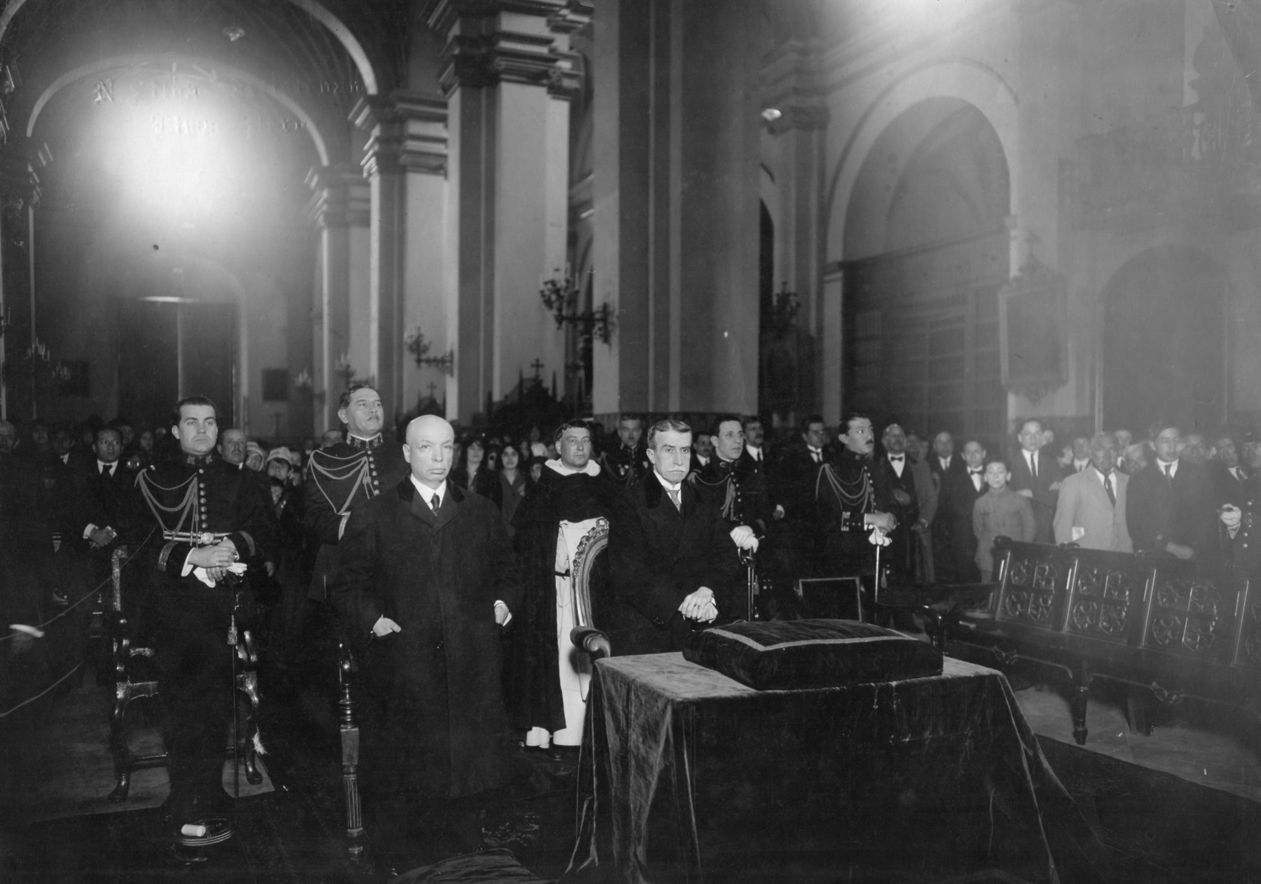 El Presidente Augusto B. Leguía y Pedro José Rada y Gamio escuchando misa en iglesia limeña, c. 1924