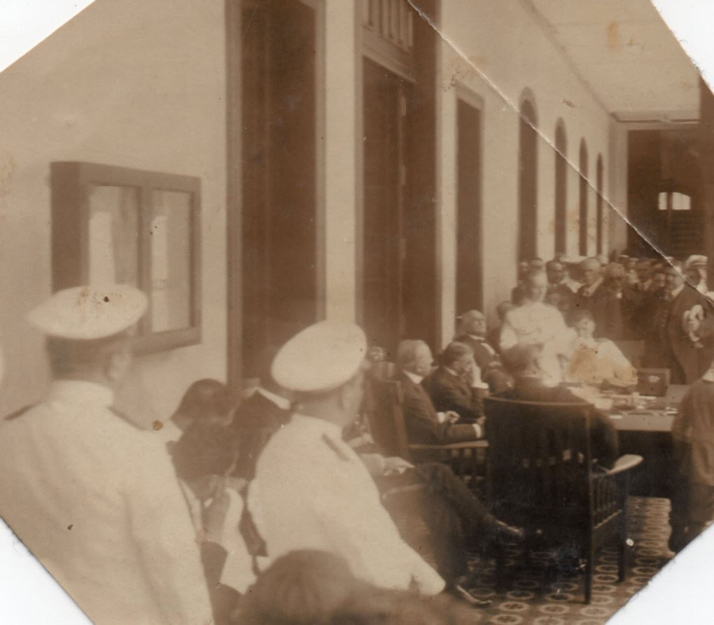 Presidente Augusto B. Leguía escuchando discurso en la Escuela Naval, c. 1926