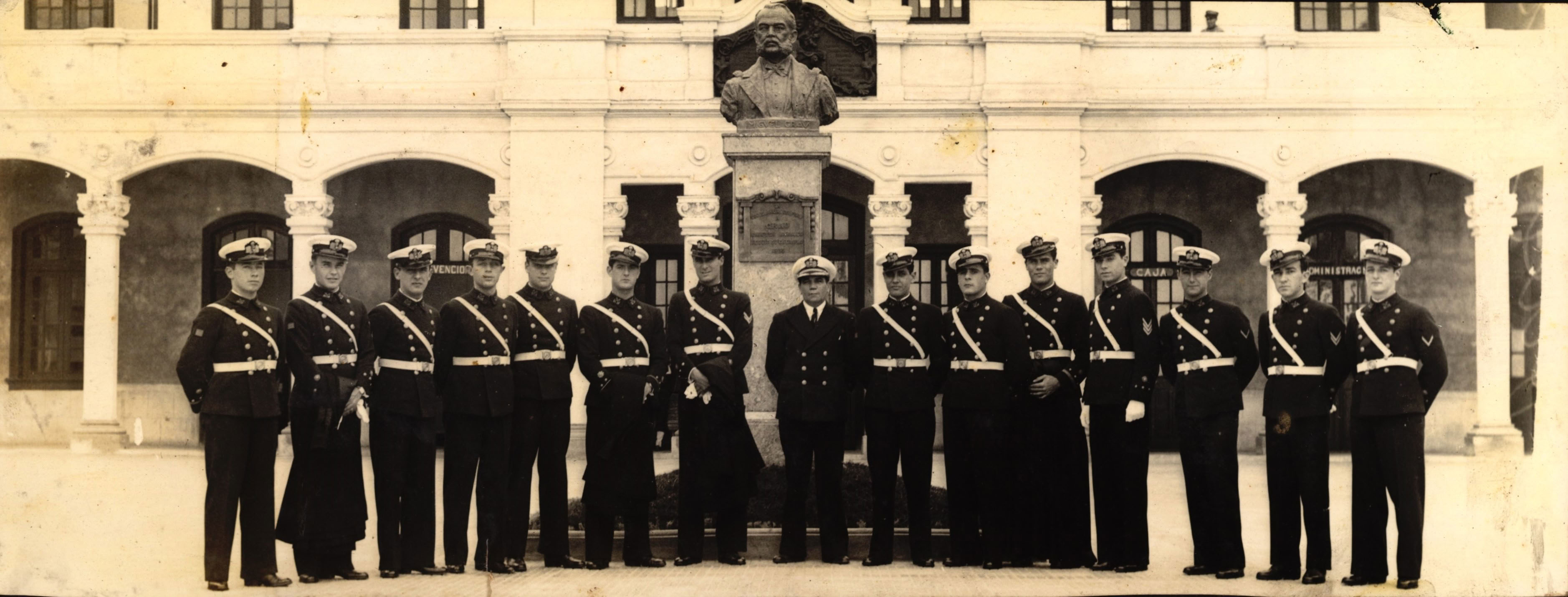 Cadetes de diversos años en el patio principal de la Escuela Naval, 1932