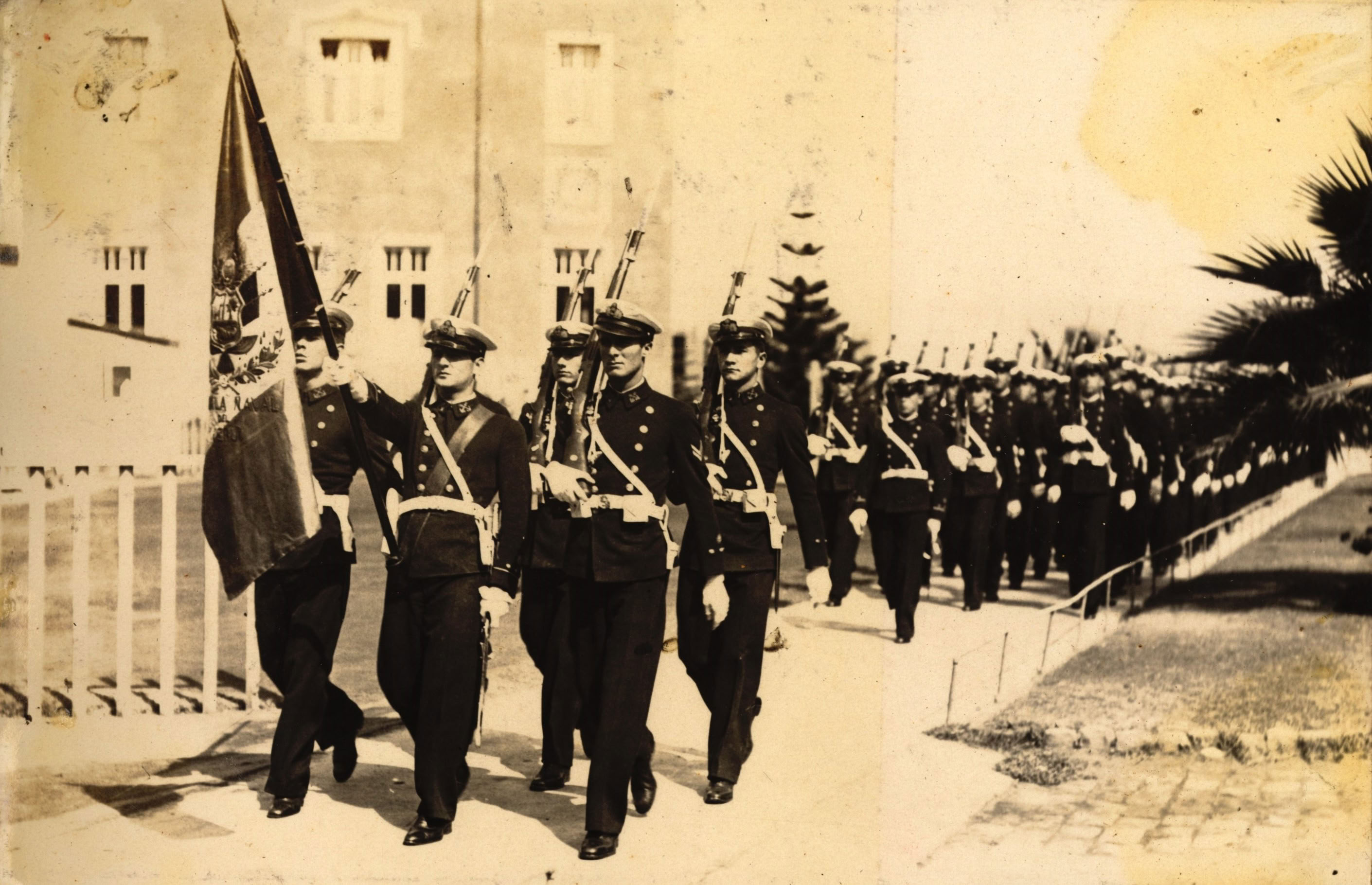 Escolta y batallón de cadetes desfilando en las instalaciones de la Escuela Naval, 1932