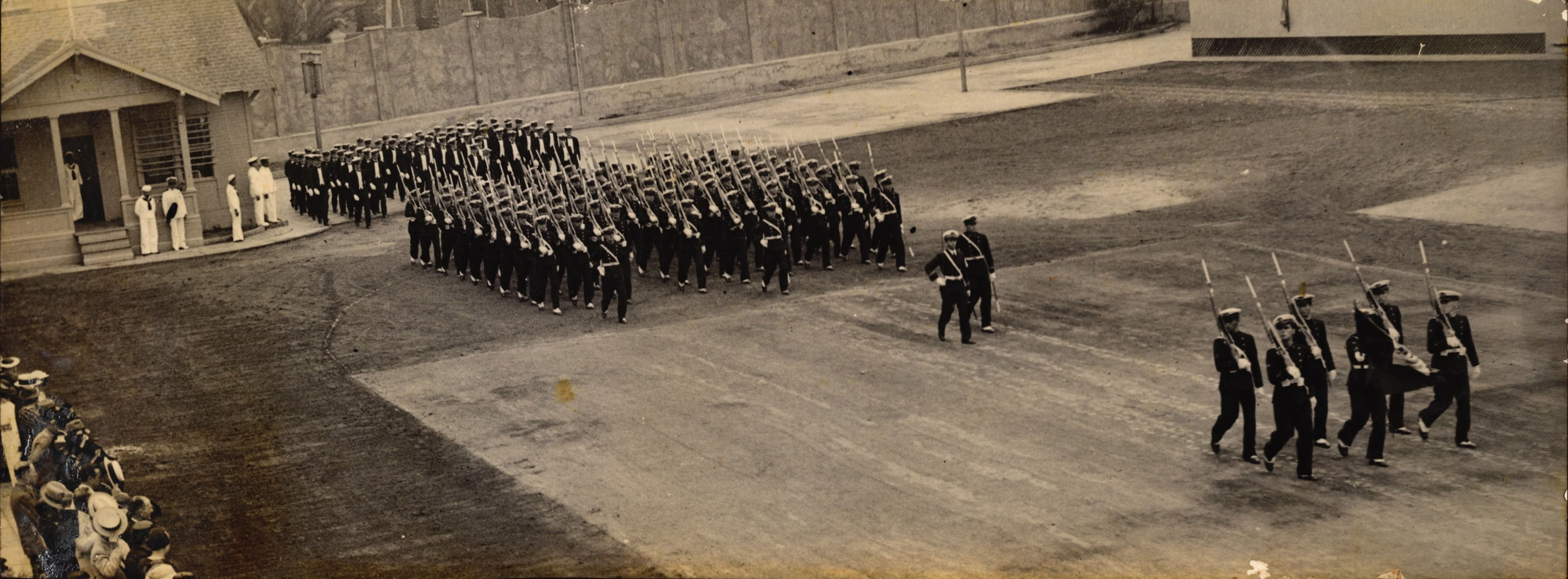 Batallón de cadetes y aspirantes desfilando en las instalaciones de la Escuela Naval, c. 1932