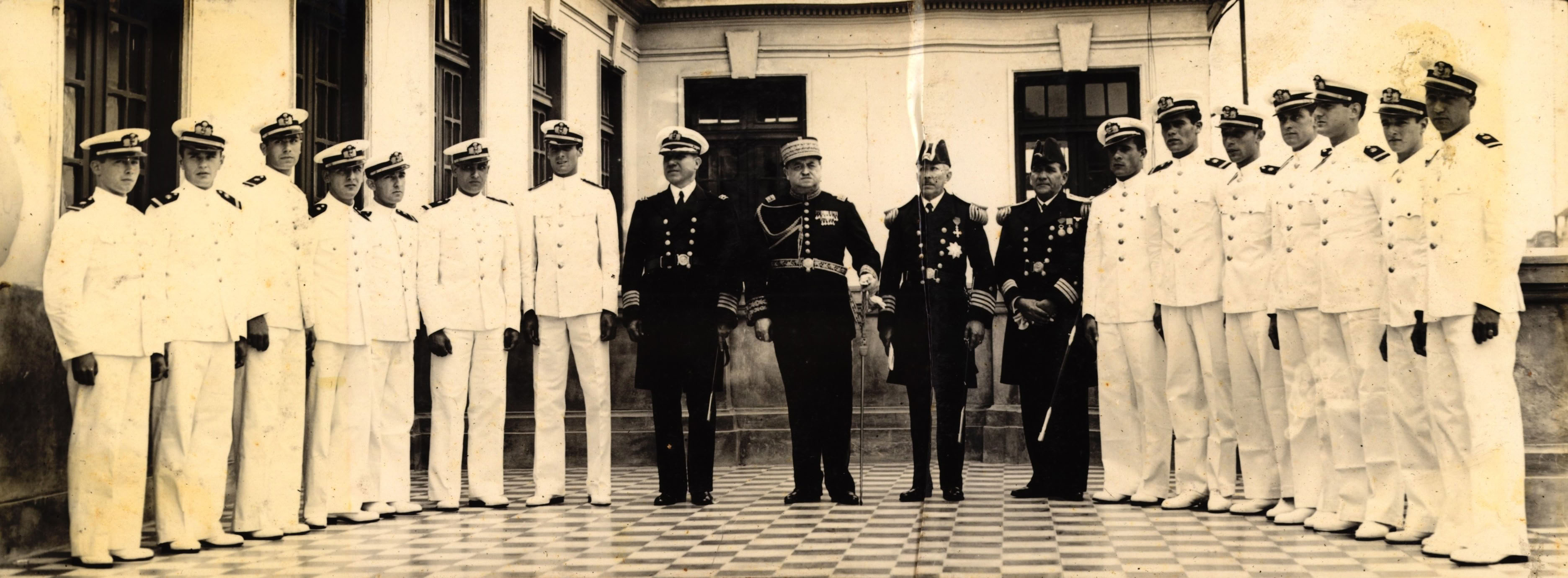 El Presidente de la República, General de División Oscar R. Benavides en la Escuela Naval del Perú, el día de la clausura del año académico de 1936