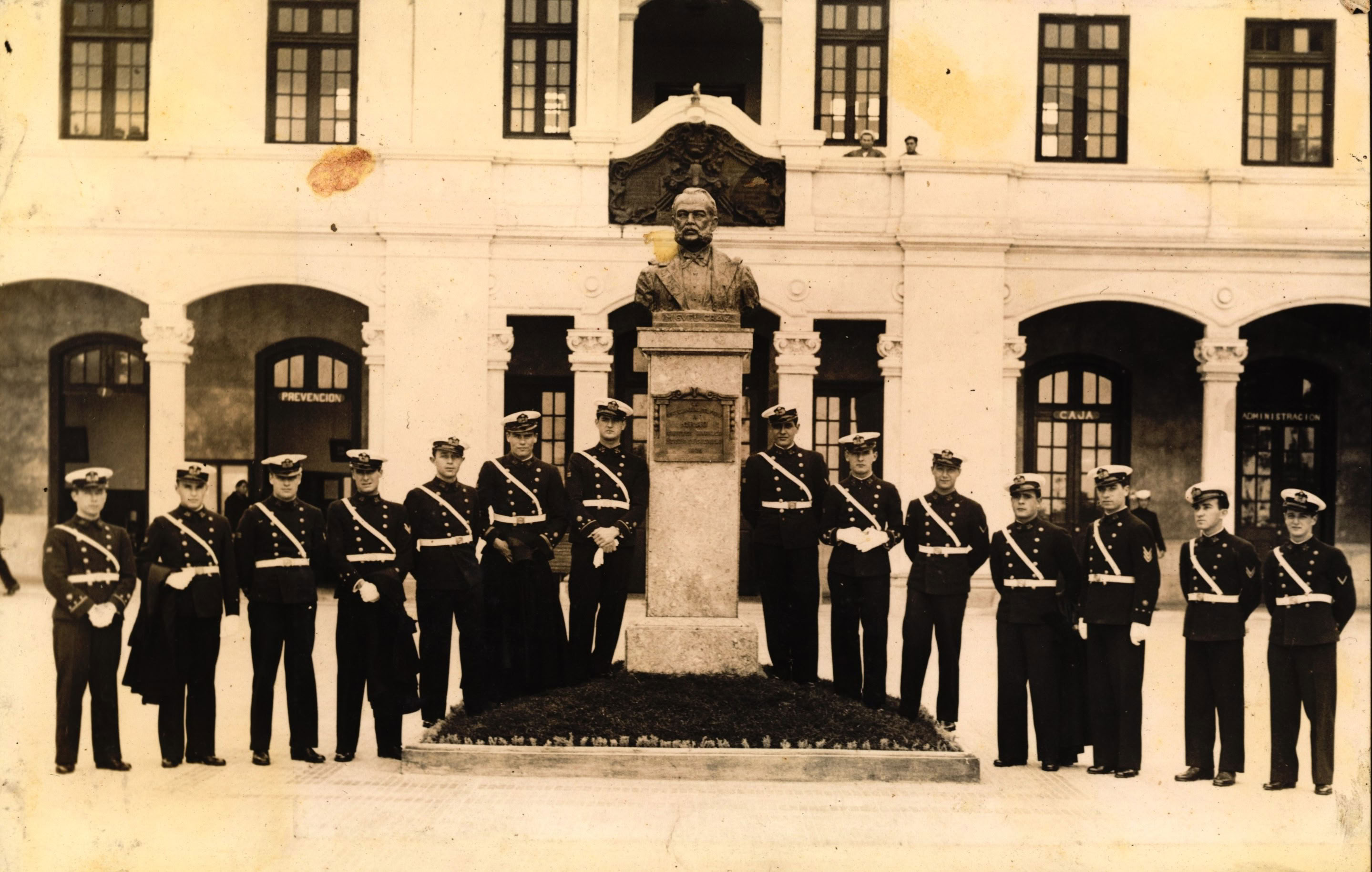Cadetes navales de diferentes años posando junto al busto de Grau en el patio de la Escuela Naval, 1932