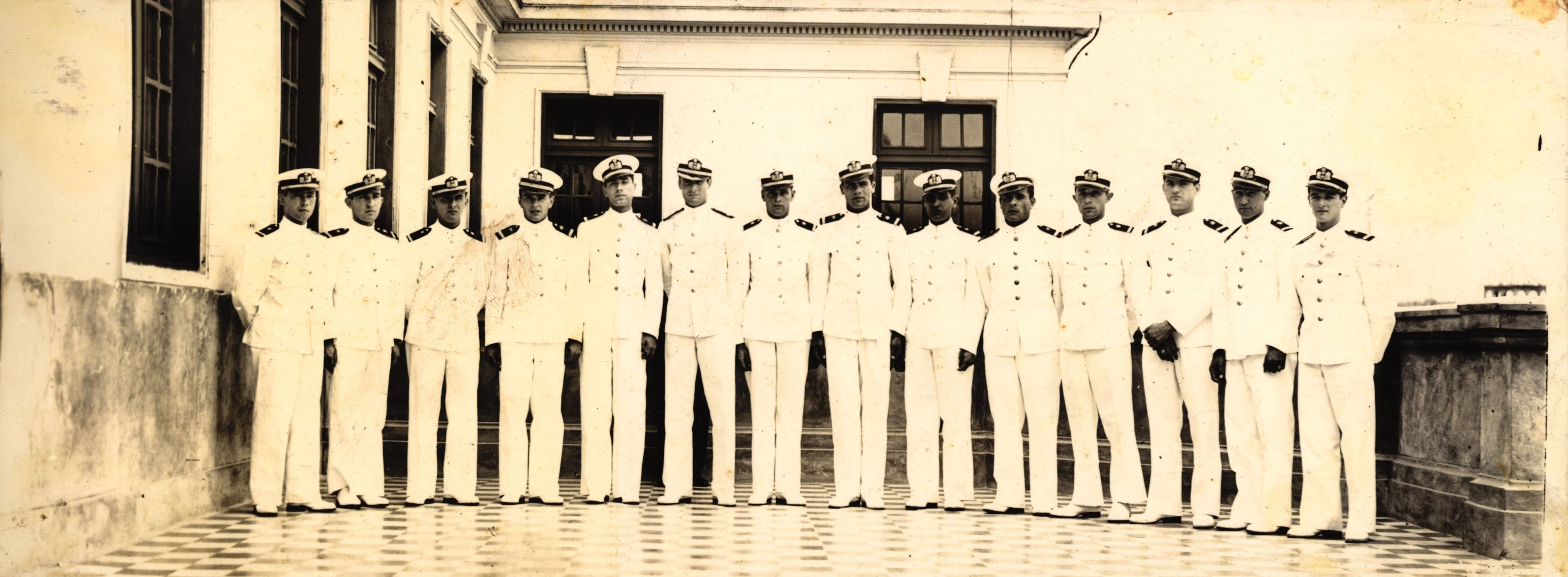 Alfereces de fragata con uniforme de verano en la Escuela Naval, 1936