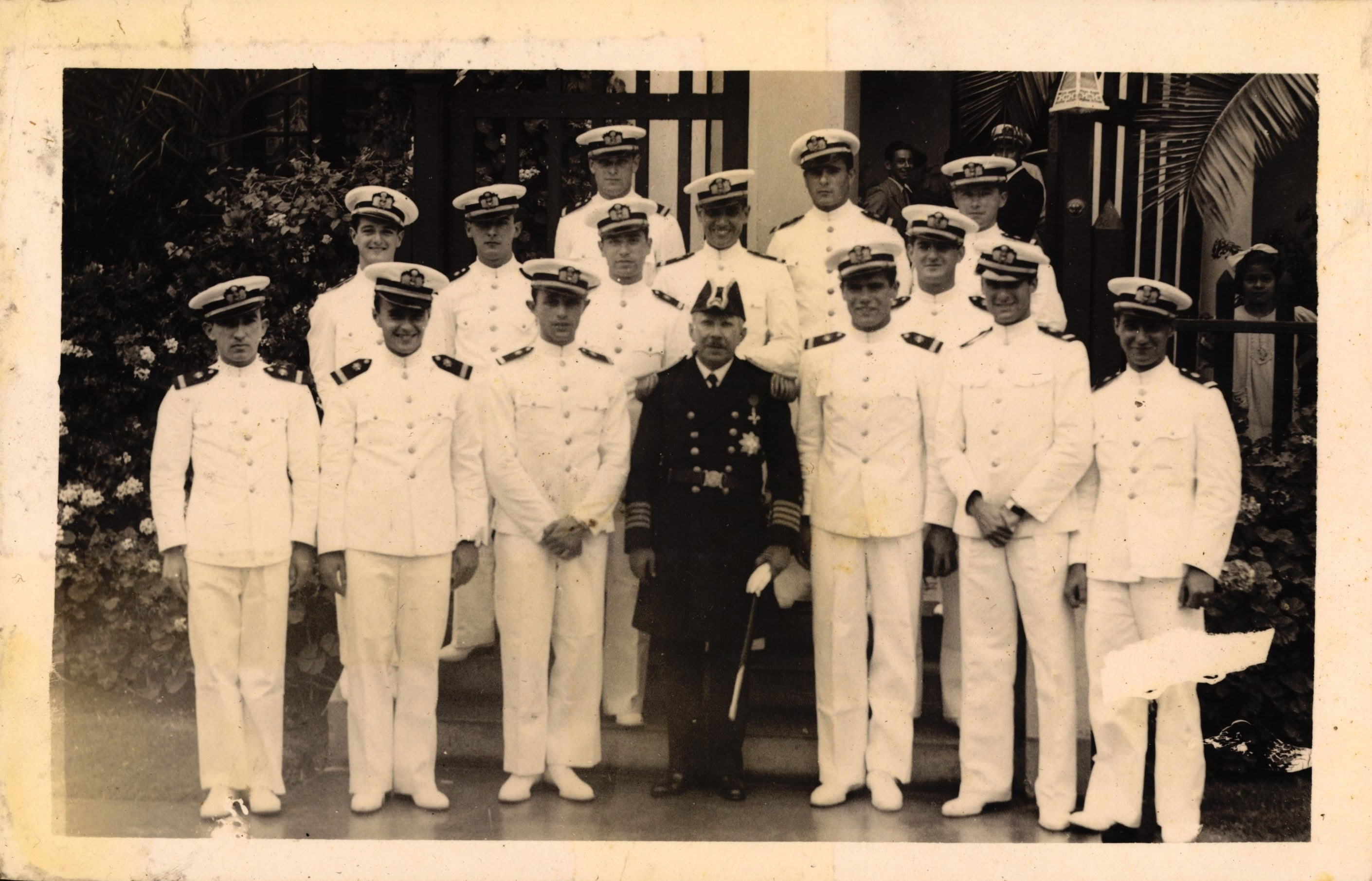 Director de la Escuela Naval C. de N. Alejandro Vinces rodeado de alfereces de fragata, 1936