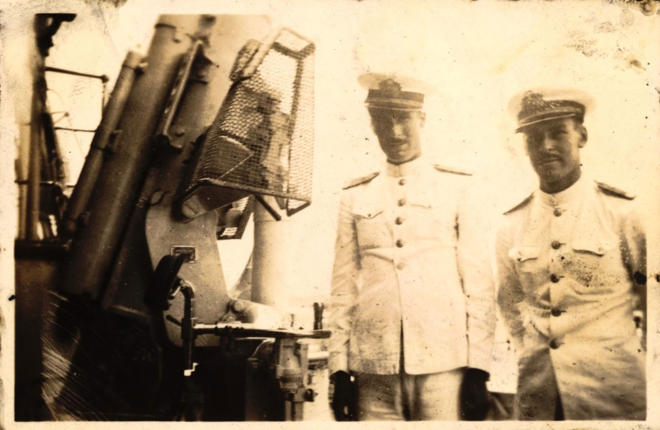 Alfereces de fragata a bordo del crucero Almirante Grau delante de la artillería del buque, 1936