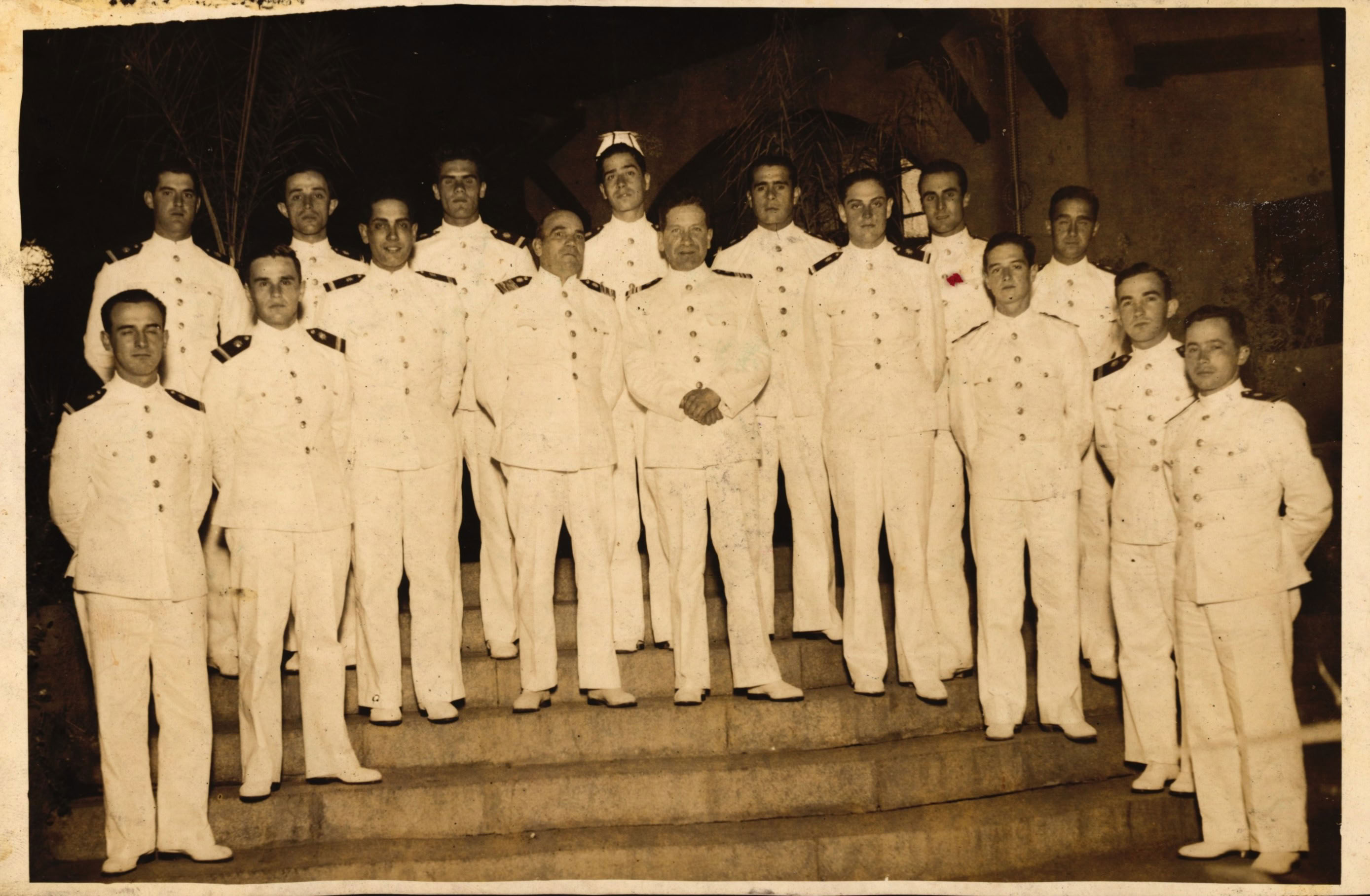 Oficiales superiores posando con alfereces de fragata, 1936