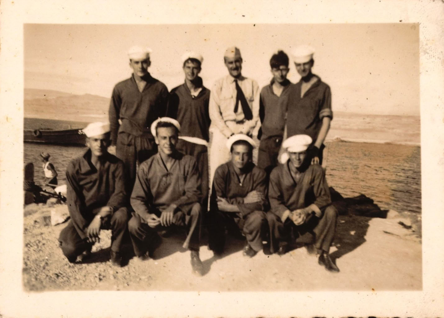 Alférez de fragata Fernando Elías Aparicio y grupo de marinos en faena, 1936