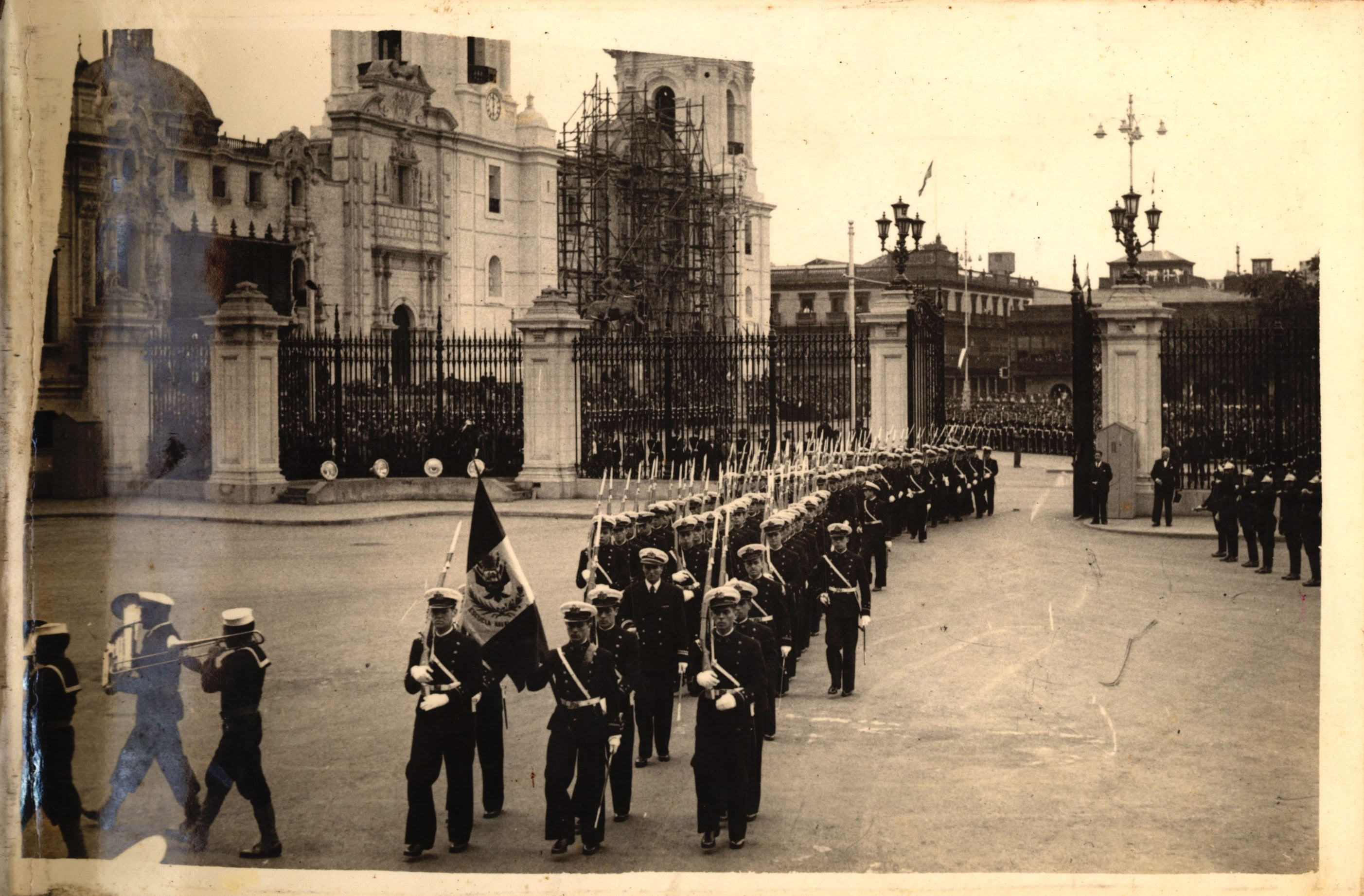 Delegación de la Escuela Naval ingresando a Palacio de Gobierno, 1942