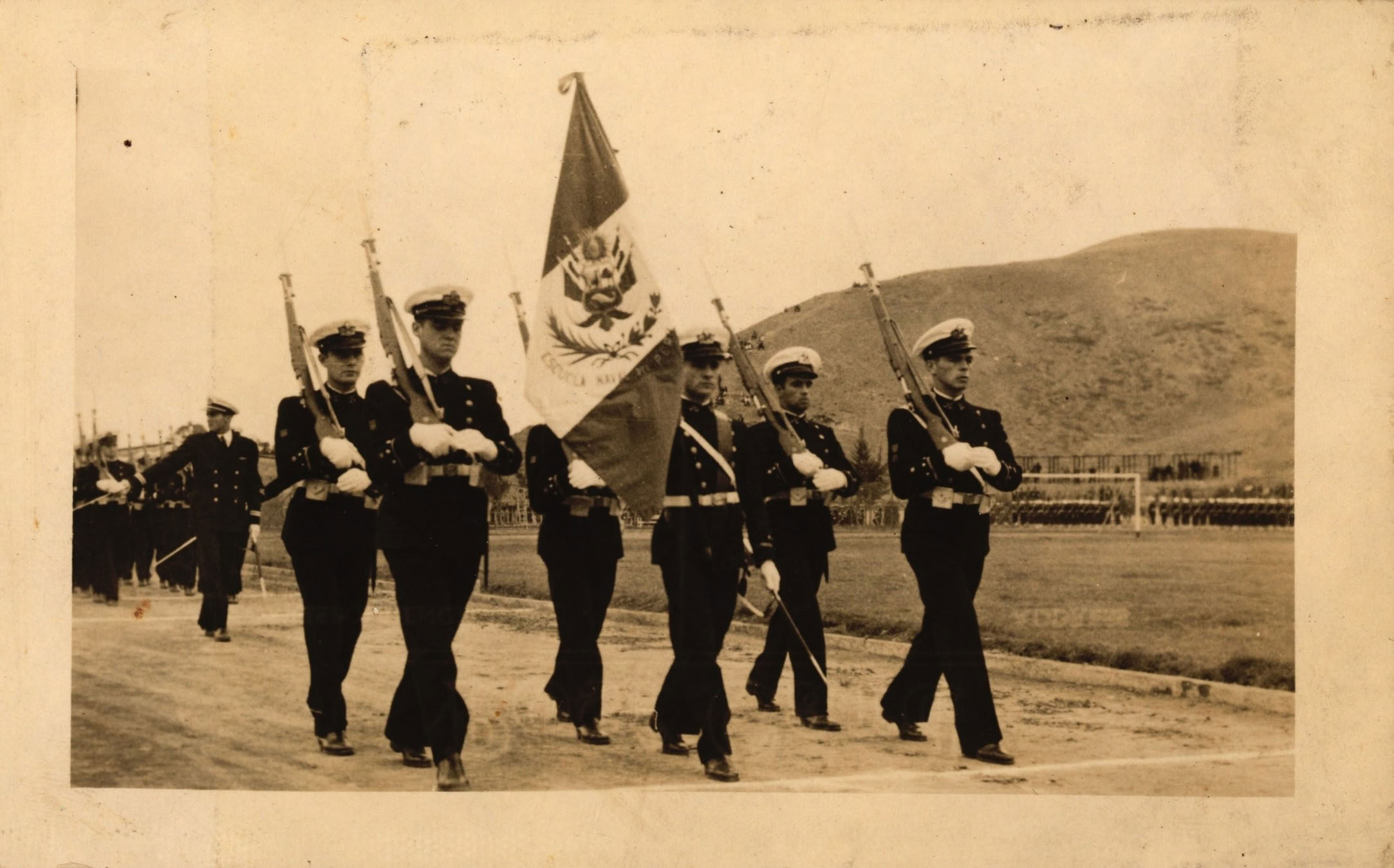 Escolta y batallón de cadetes desfilando, 1942