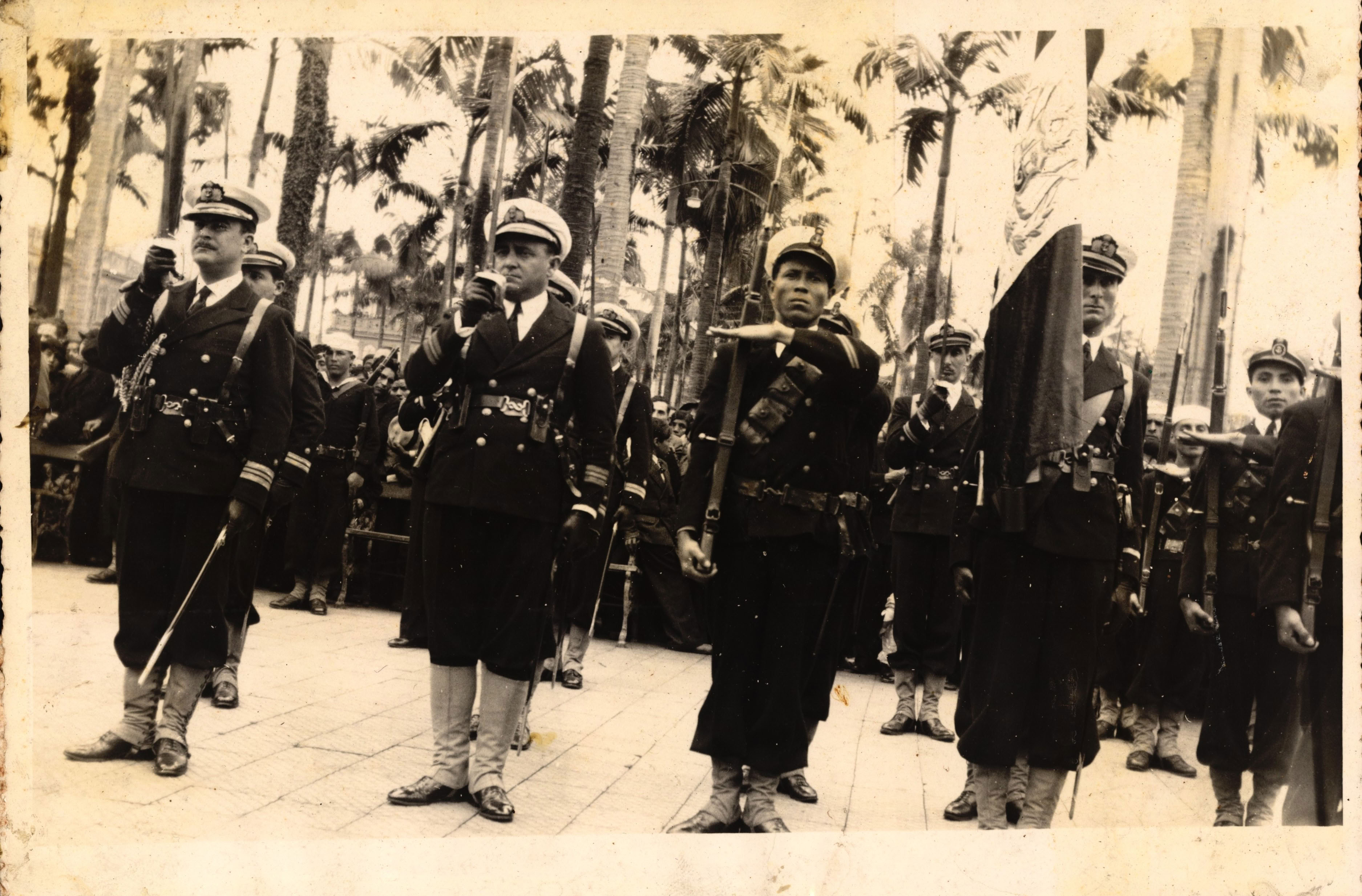 Personal naval, oficiales y subalternos presentando armas en la Plaza de Armas de Lima, c. 1938 