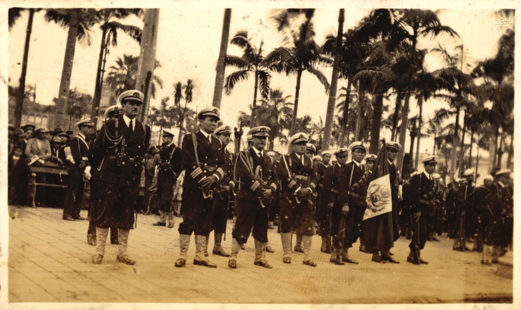 Personal naval, oficiales y subalternos presentando armas en la Plaza de Armas de Lima, c. 1938 