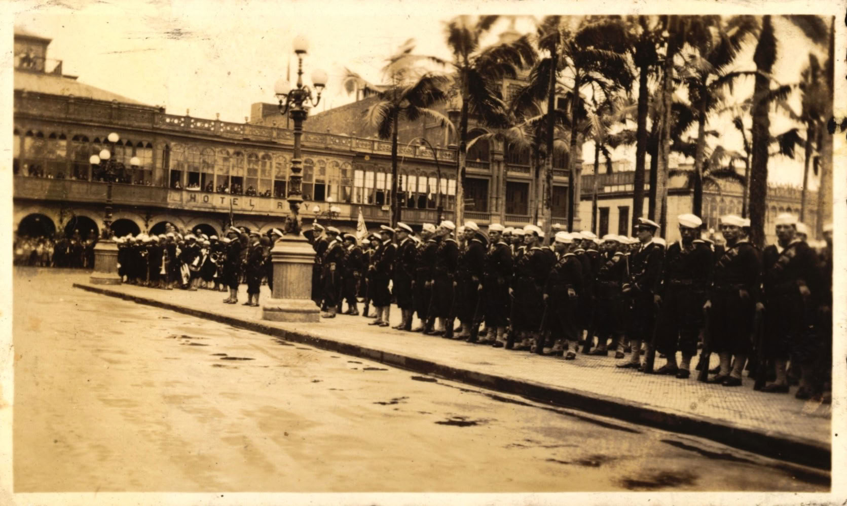 Batallón de marinería en la Plaza de Armas de Lima, c. 1938 