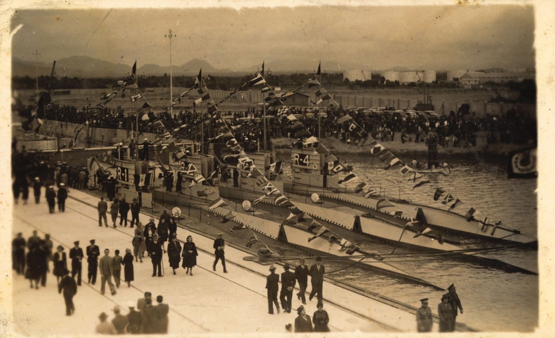 Los cuatro submarinos tipo R el día de la inauguración del Dique Seco del Callao, 1938