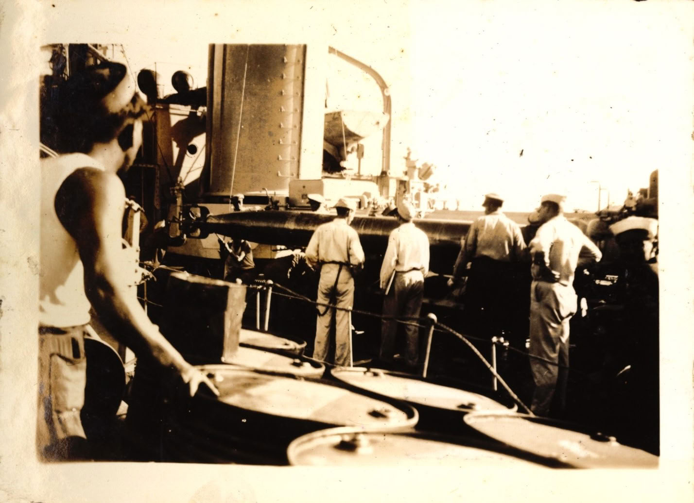 Faena de embarque de torpedos, c. 1938
