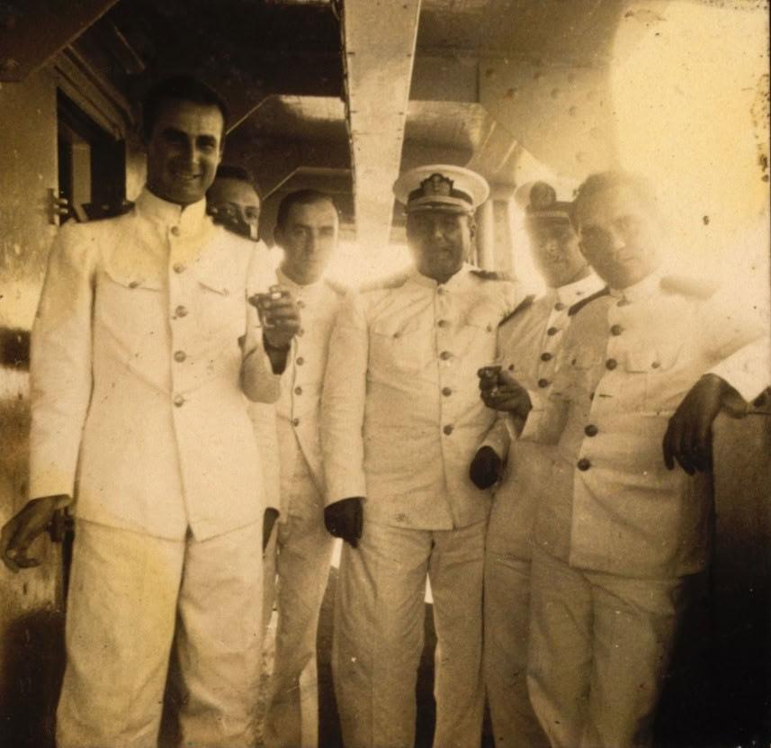 Alférez de fragata Fernando Elías Aparicio brindando con un grupo de marinos, c. 1938