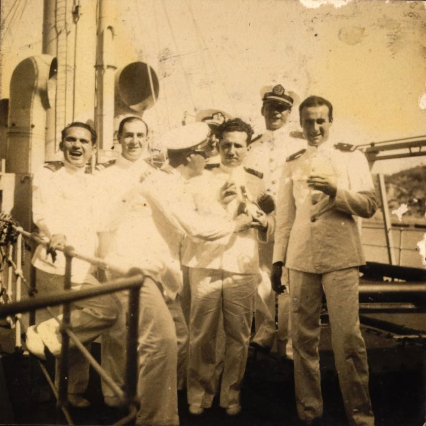 Alférez de fragata Fernando Elías Aparicio brindando con un grupo de marinos, c. 1938