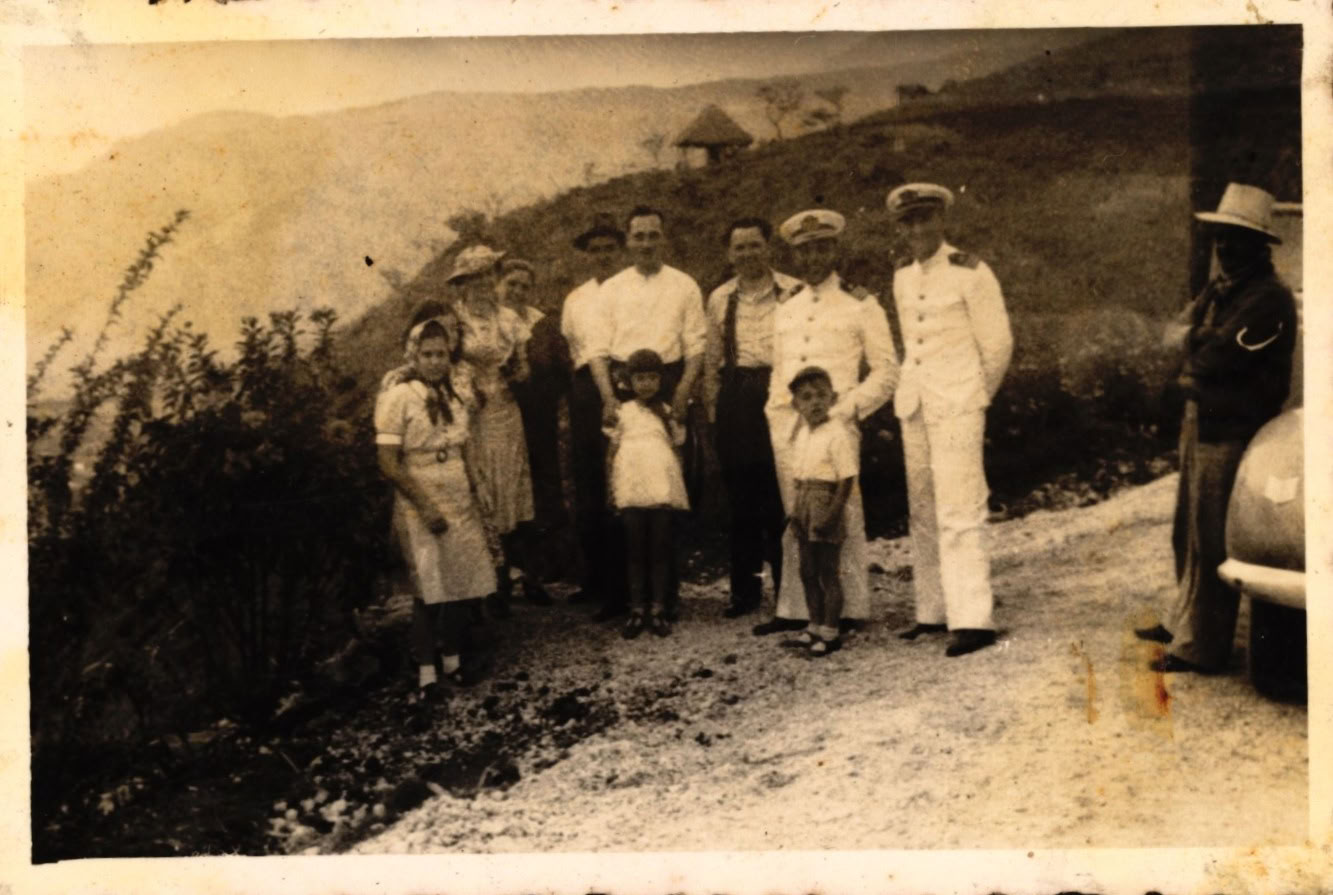 Marinos con un grupo de lugareños de alguna parte del Perú, c. 1938
