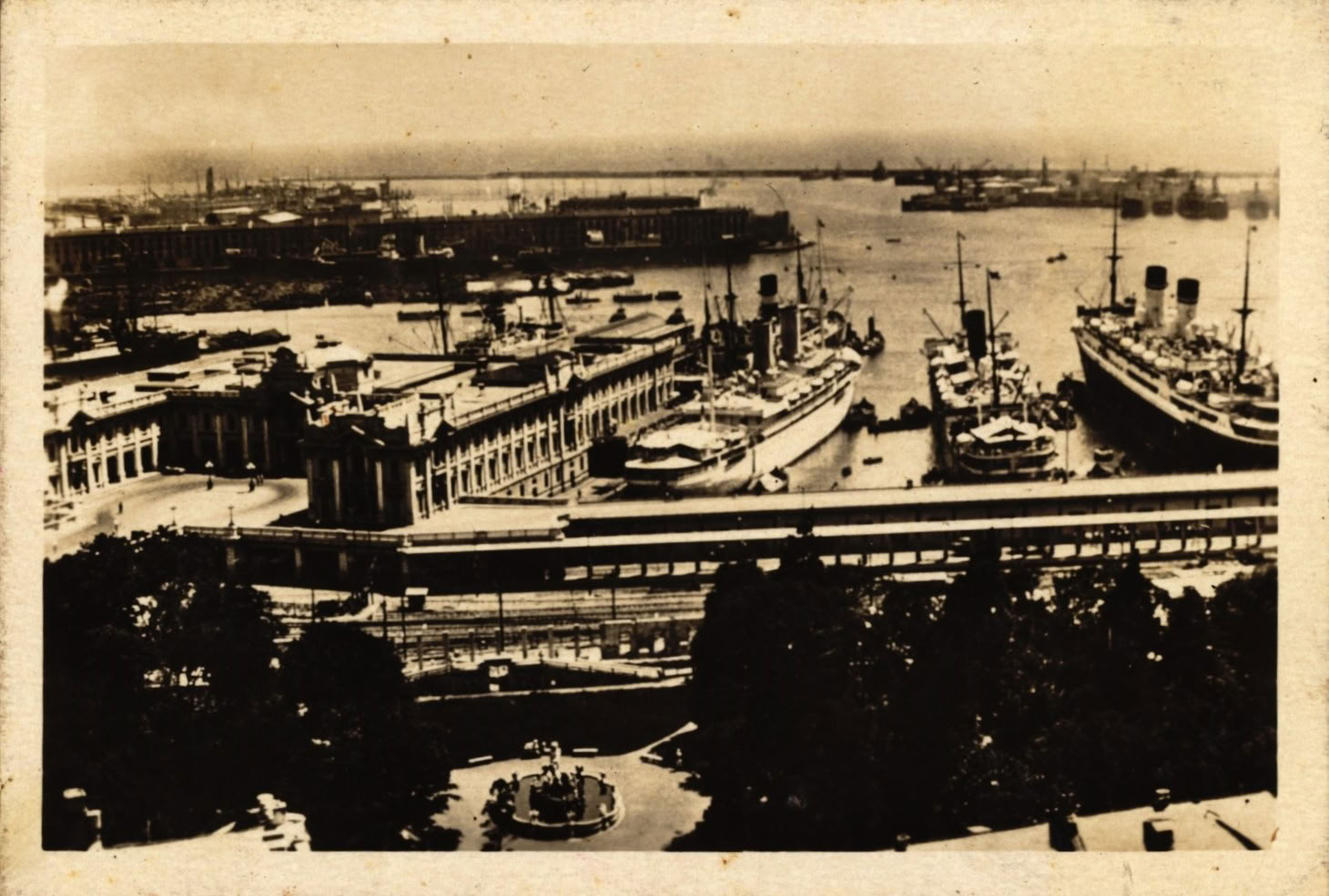 Puerto de un lugar no identificado, c. 1938