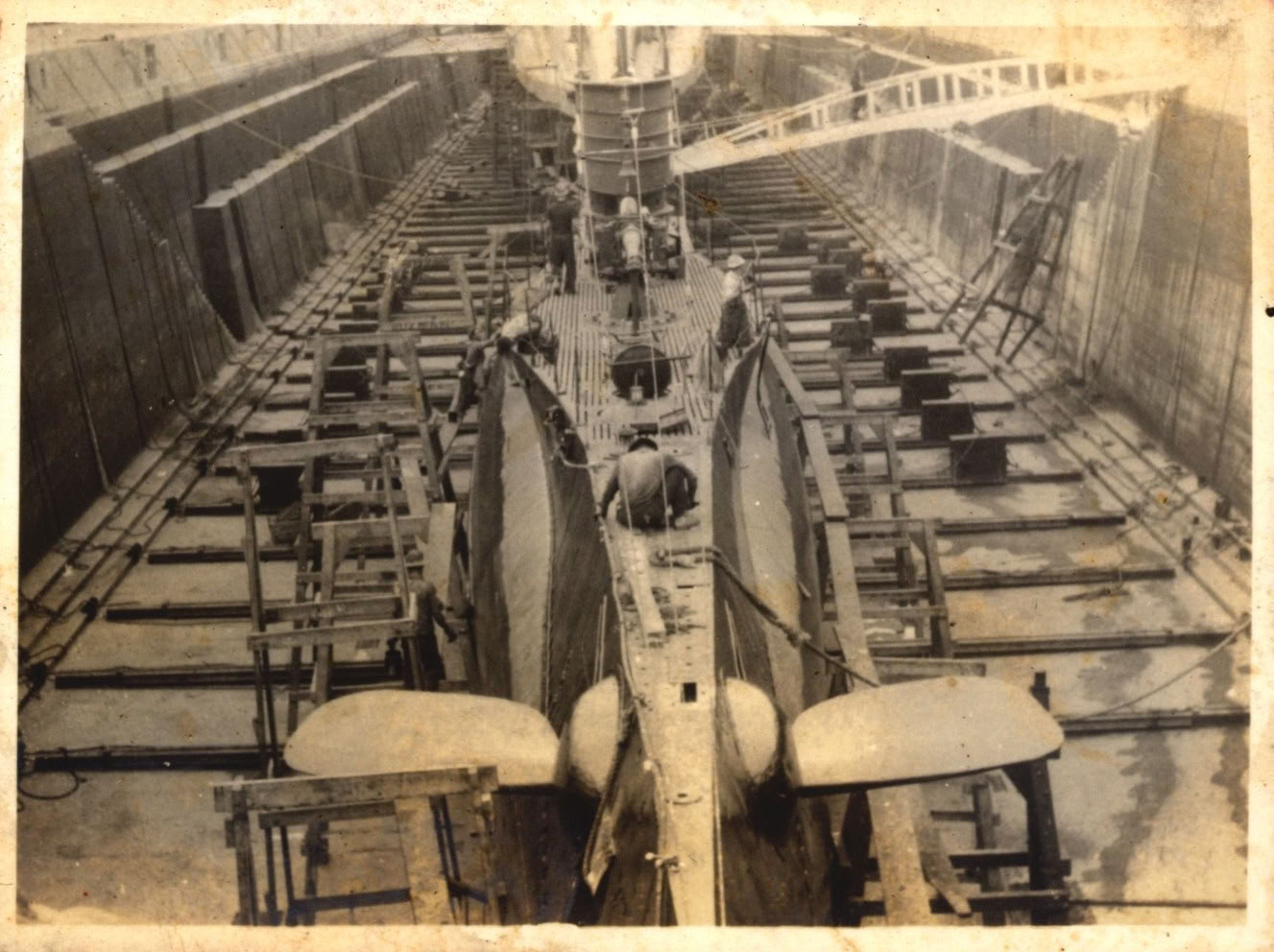 Submarino tipo R en dique seco, c. 1938