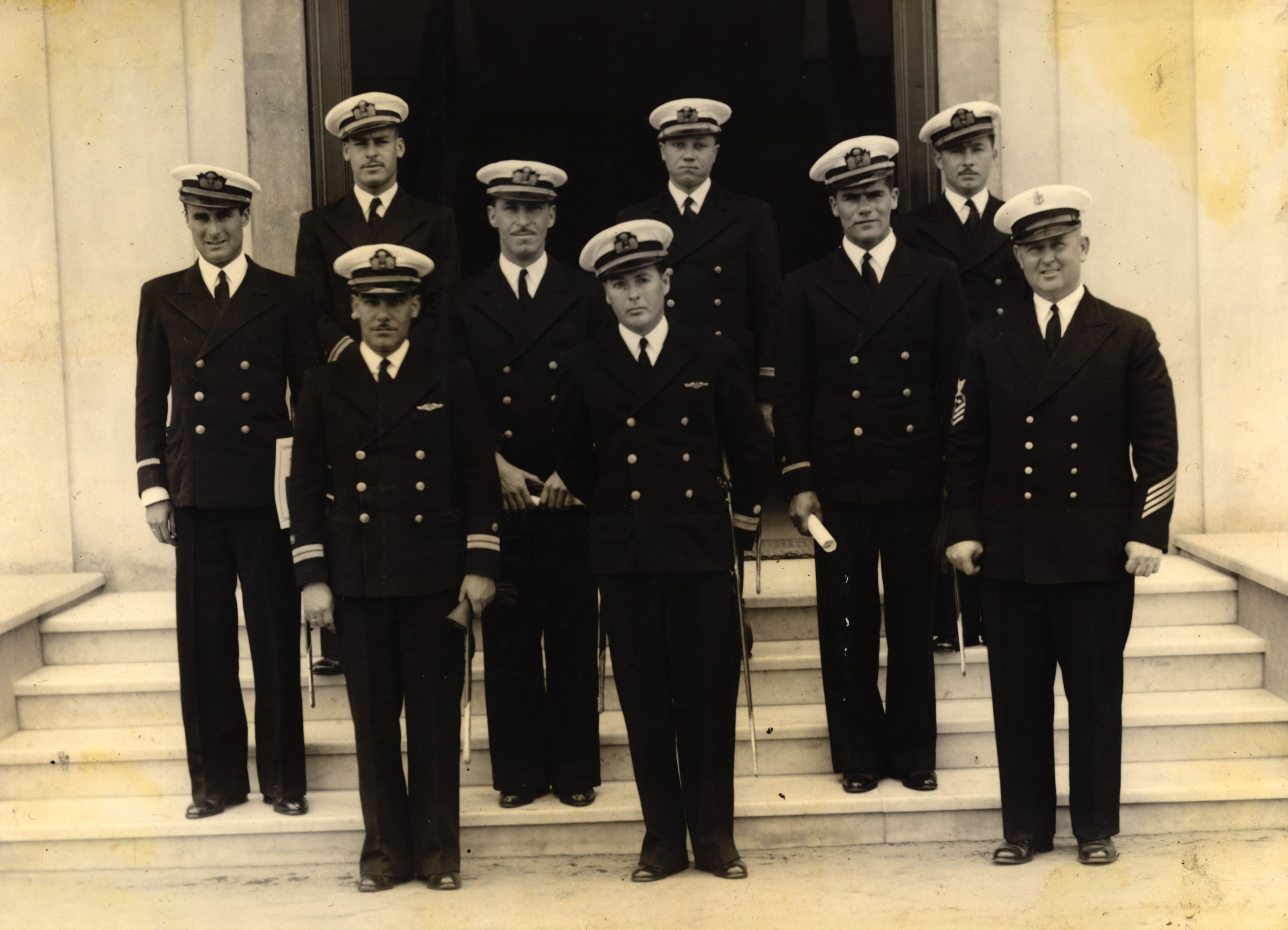 Grupo de oficiales de la Armada Peruana y marino extranjero, 1938