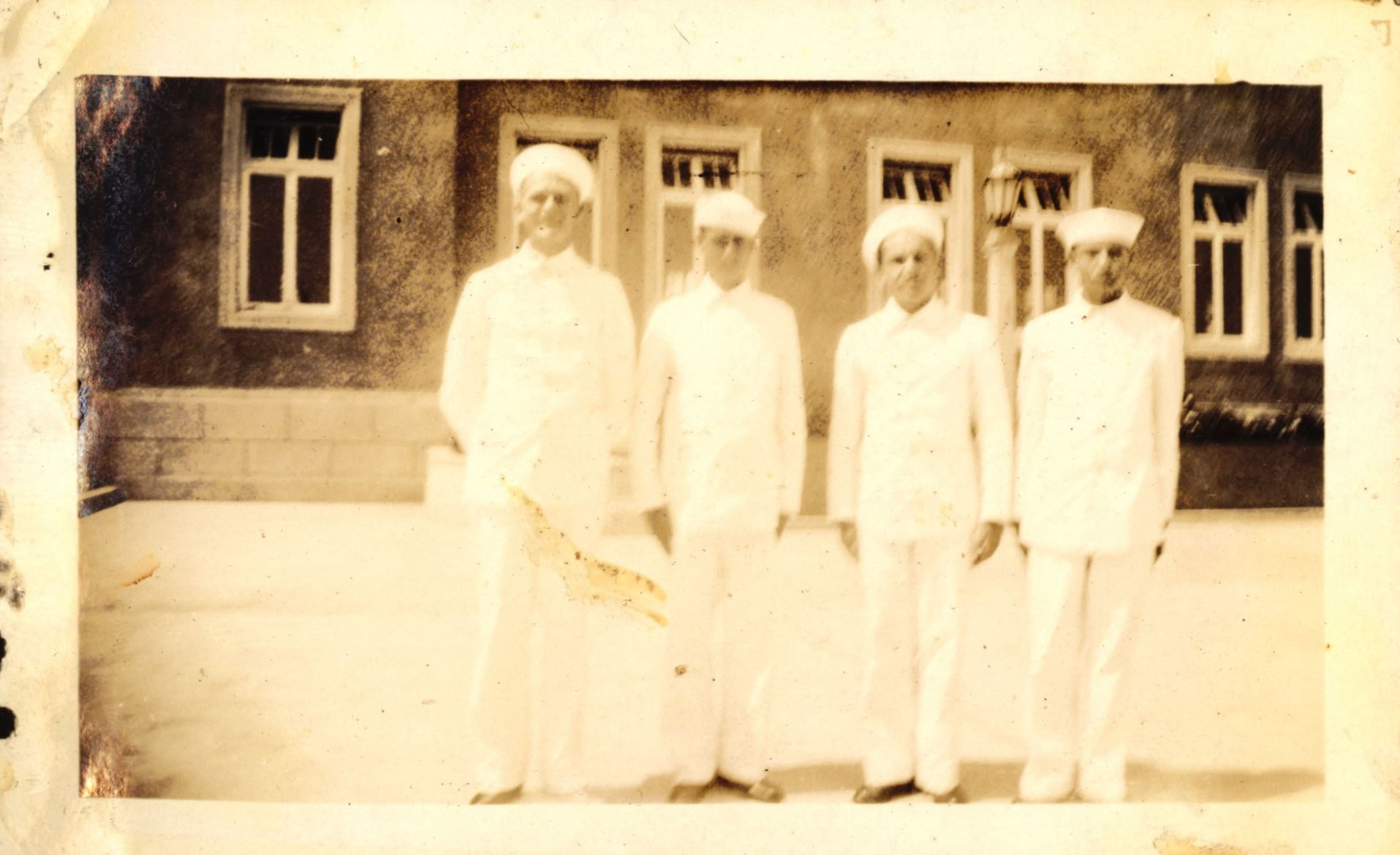 Cadetes navales con uniforme de verano, 1931