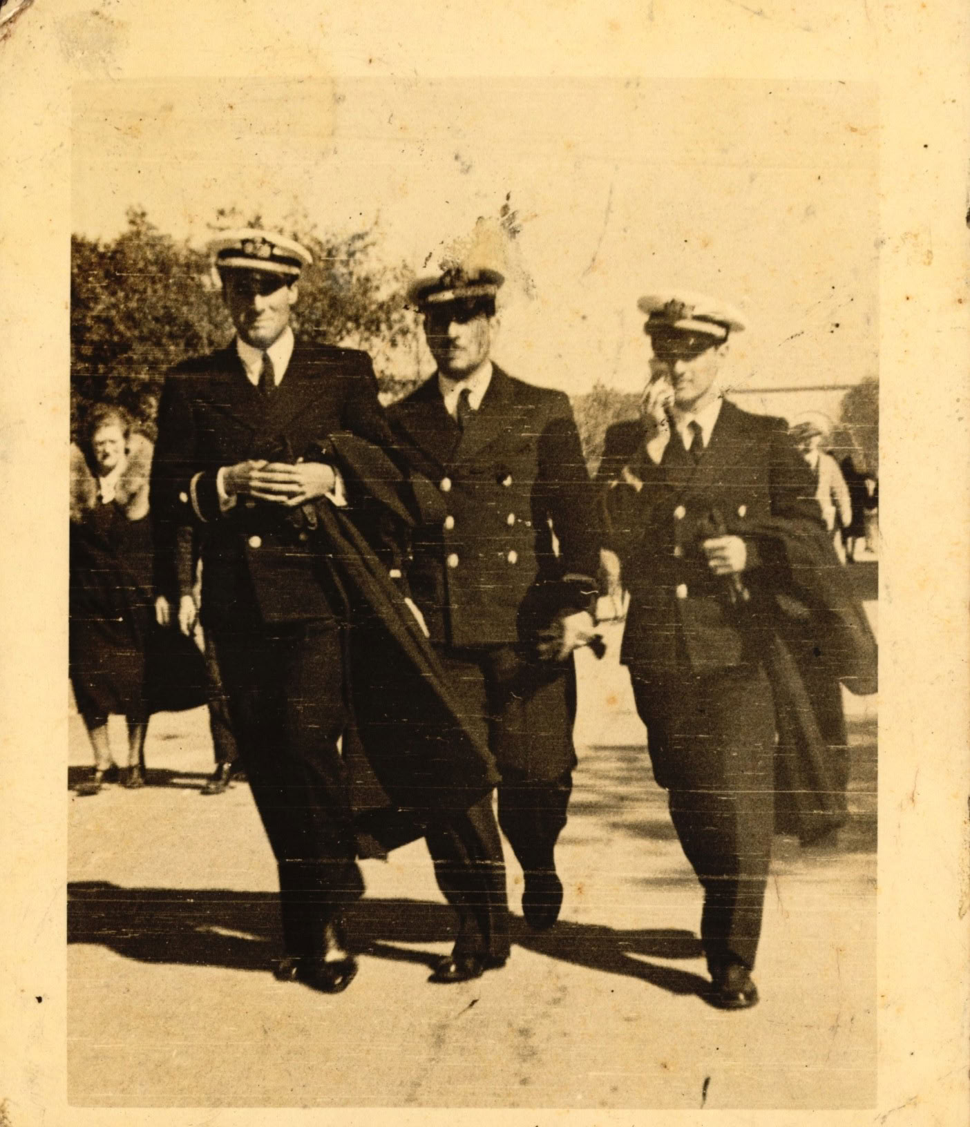 Alférez de fragata Fernando Elías Aparicio con otros marinos, 1936