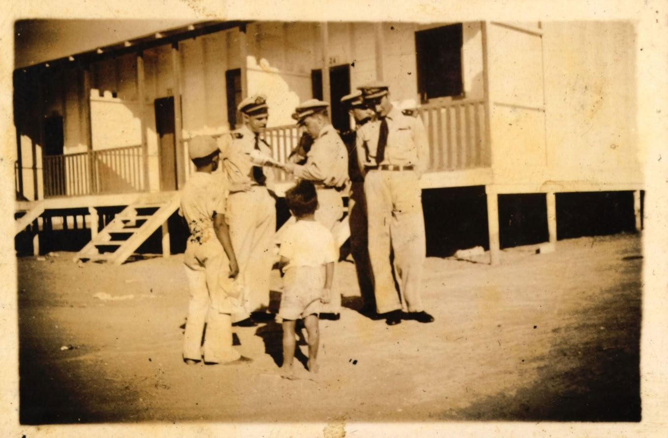 Oficiales en una visita al interior del país, c. 1943