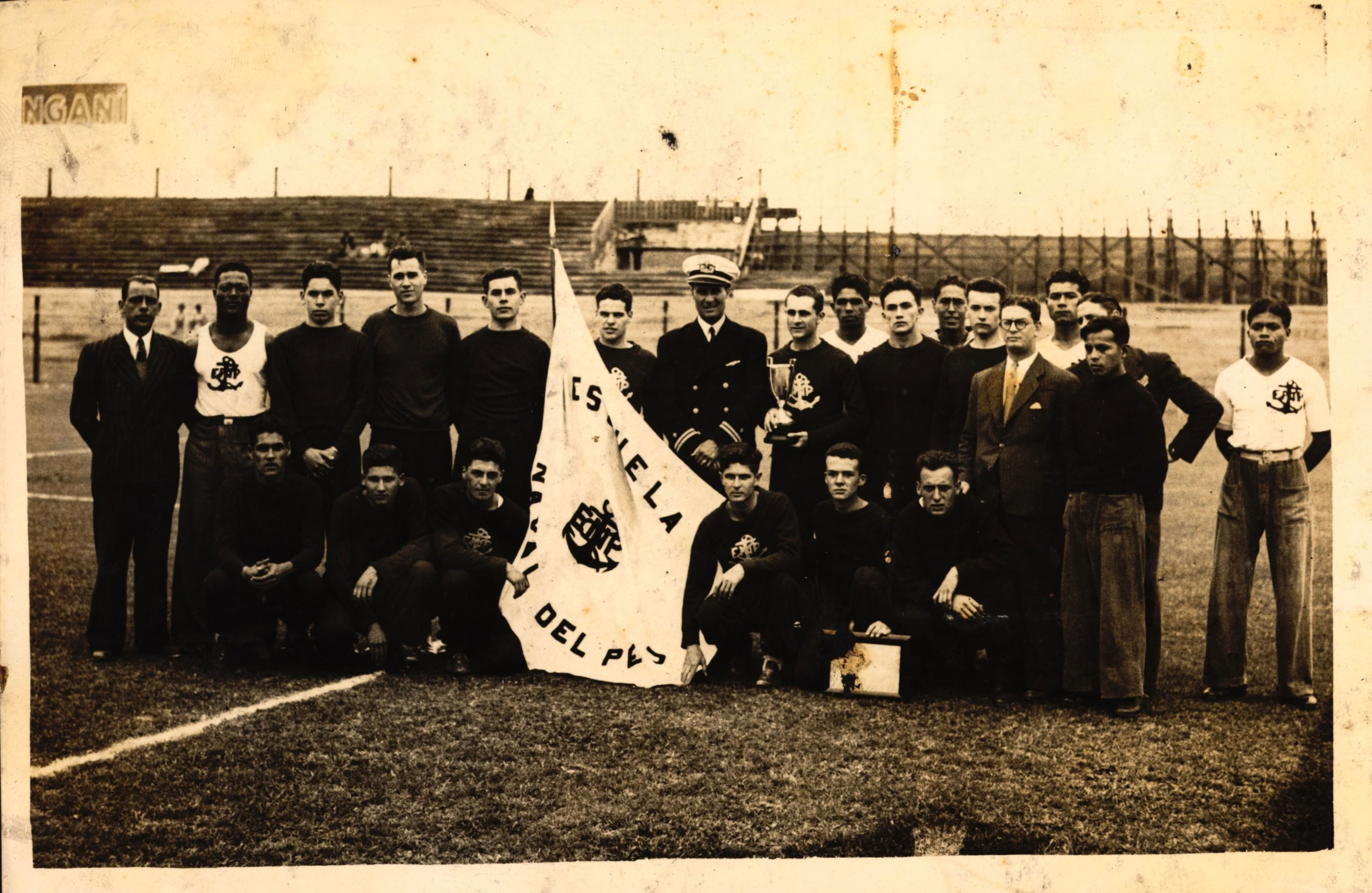 Teniente primero Fernando Elías Aparicio, Director de deportes de la Escuela Naval del Perú, c. 1943