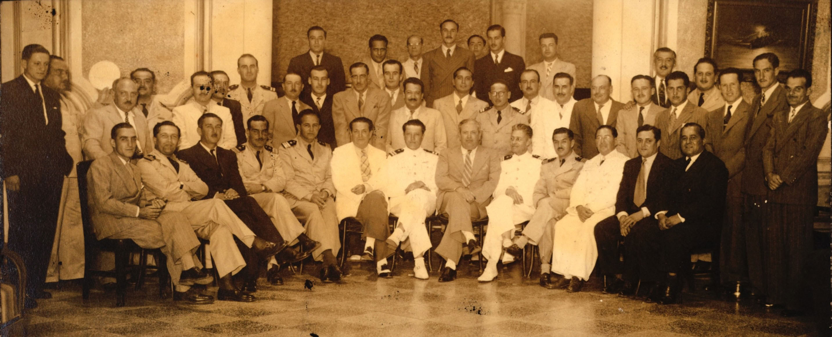 En el Centro Naval del Perú, c. 1943