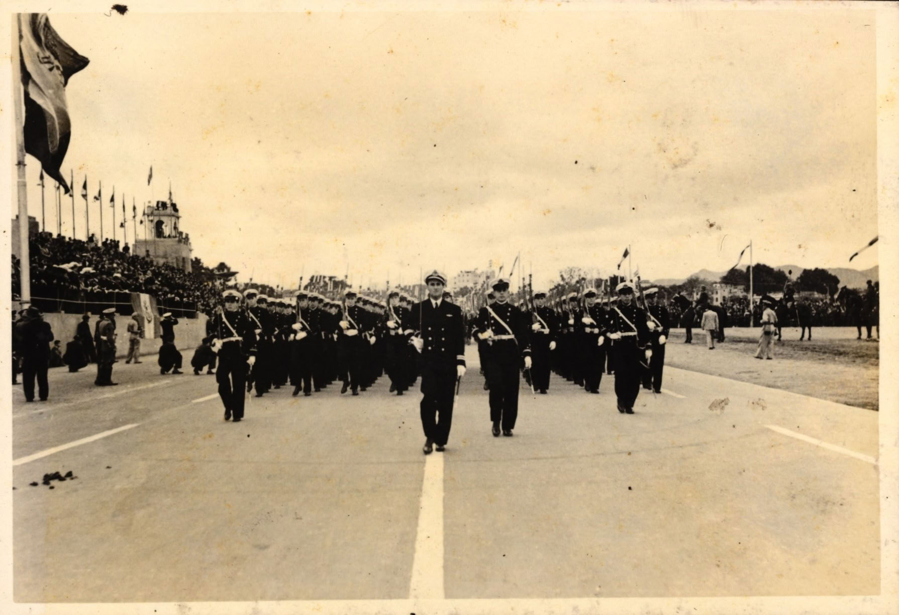 Desfile de cadetes de la Escuela Naval en el Hipódromo de Santa Beatriz, c. 1943