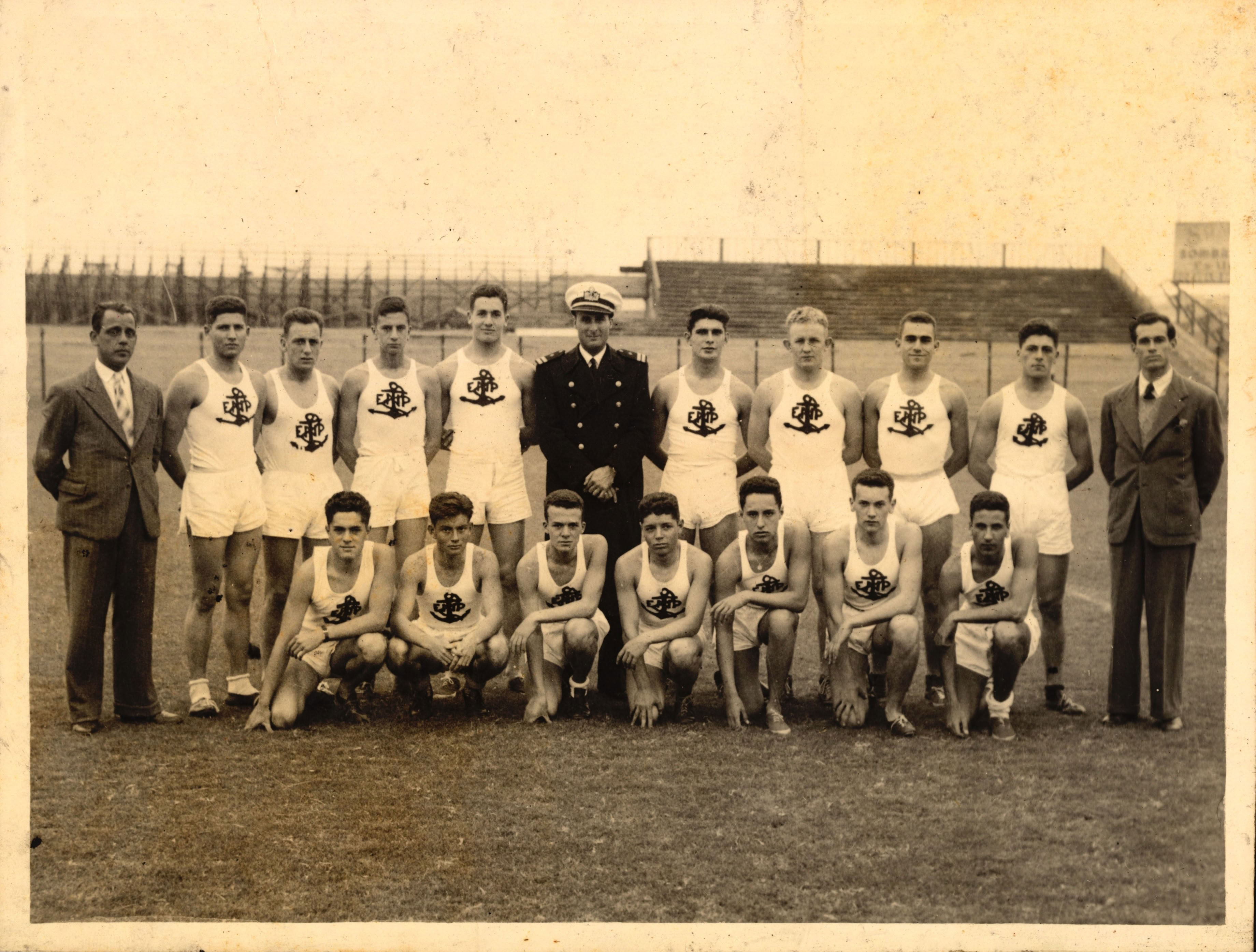Equipo de atletas de la Escuela Naval con el Director de Deportes Tte. 1° Fernando Elías Aparicio, c. 1943