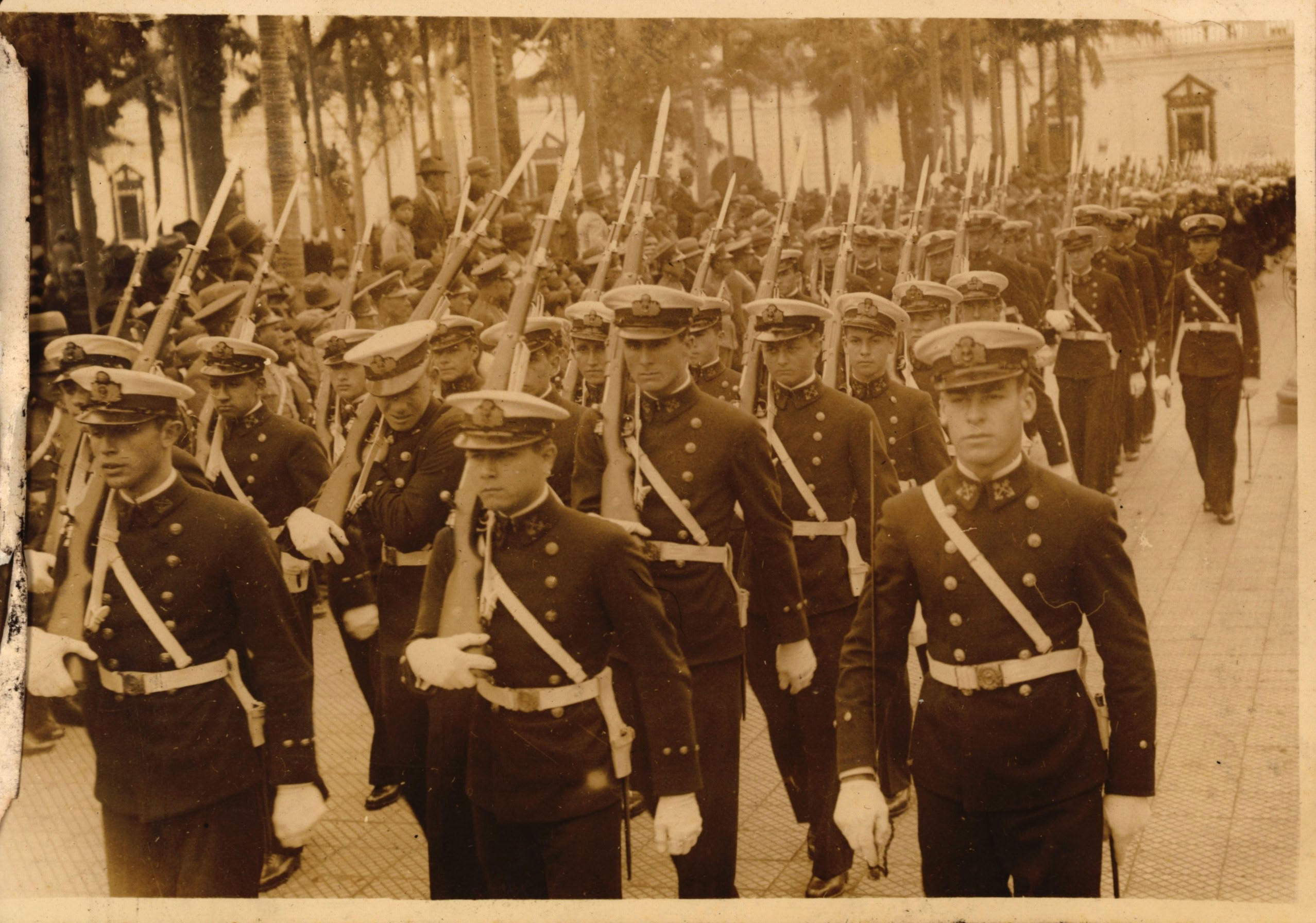 Cadetes navales desfilando en la Plaza de Armas de Lima, c. 1933